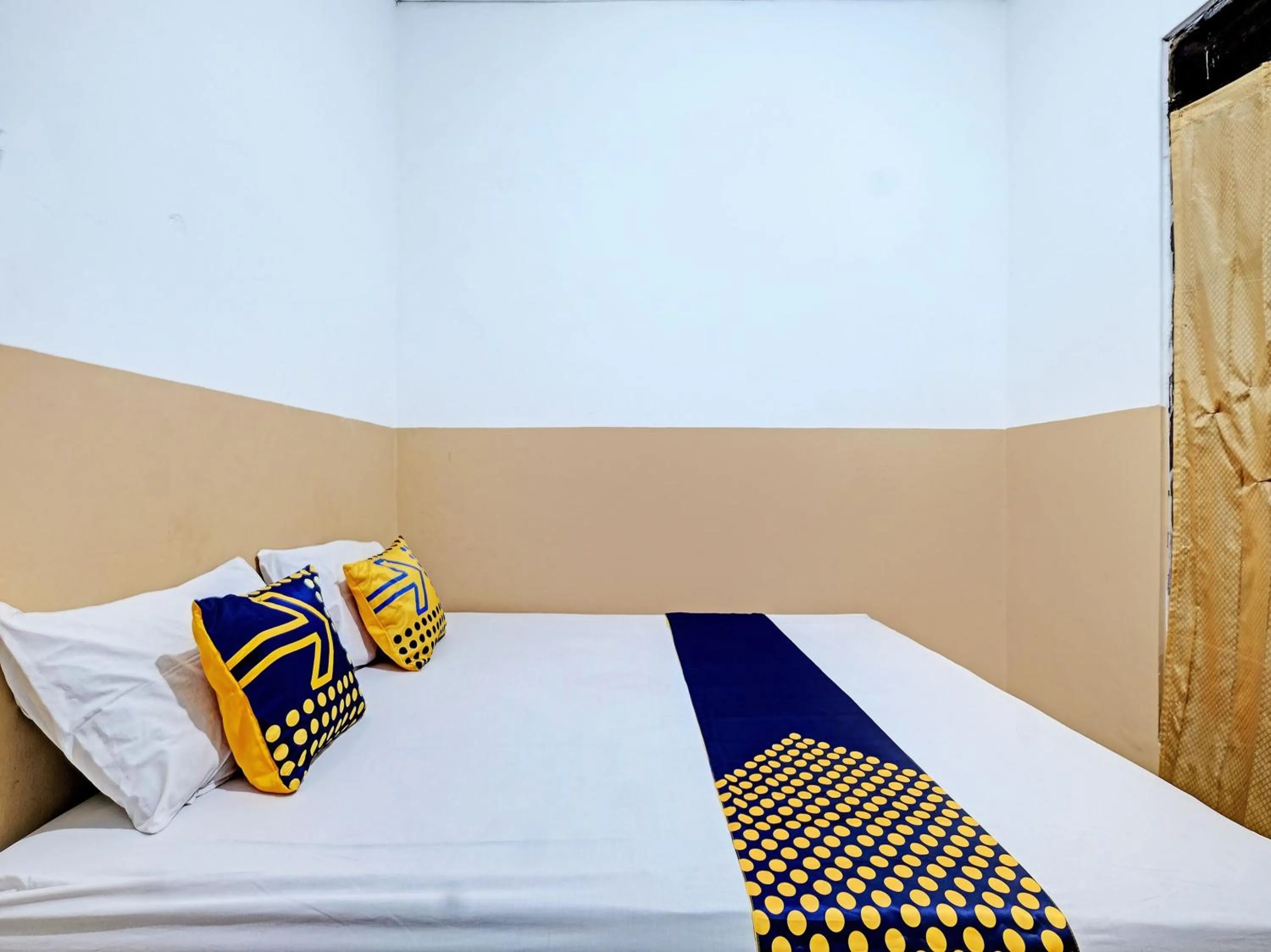 Bedroom in SPOT ON 92983 Hotel Ayu