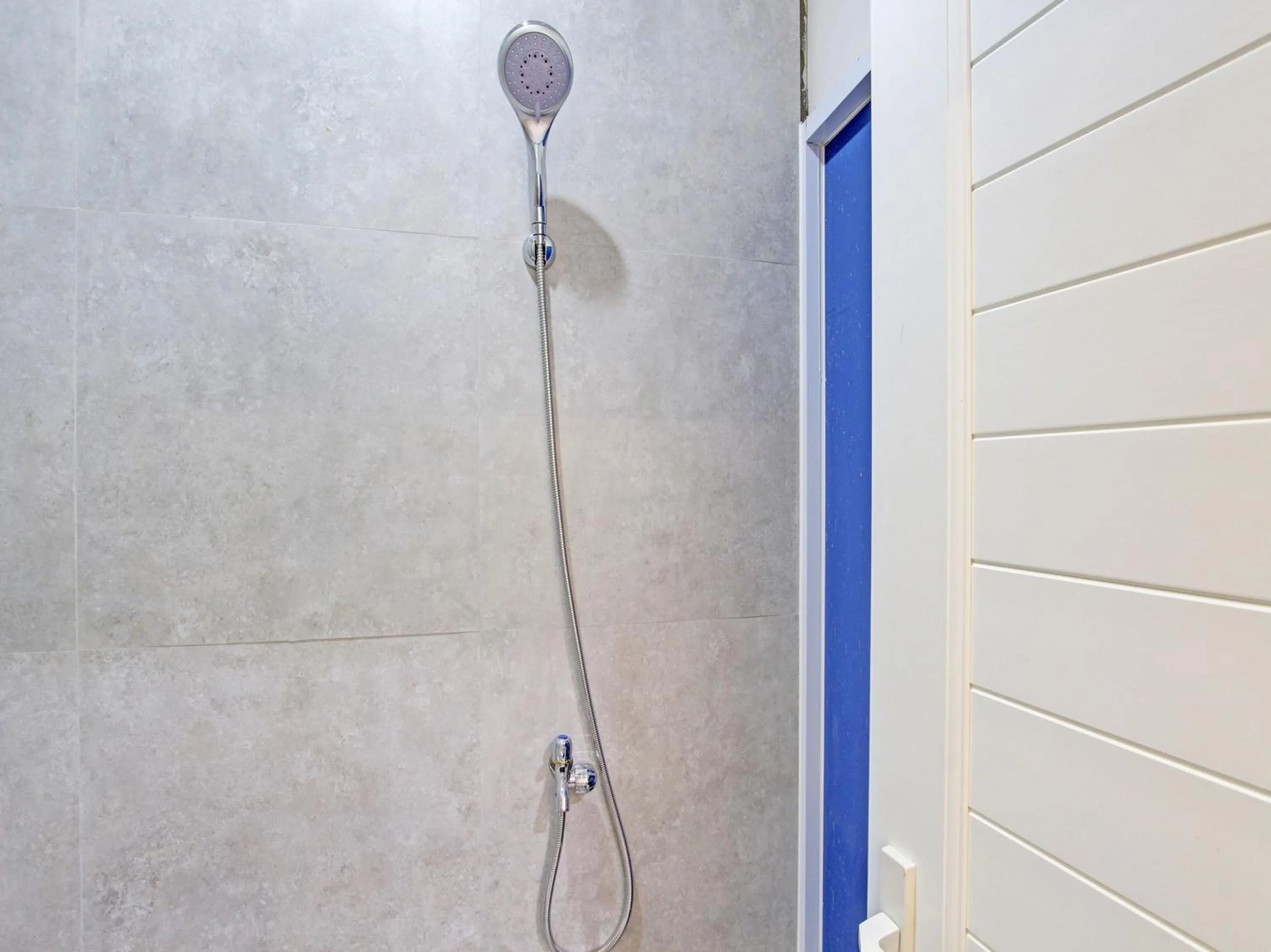 Bathroom in Collection O 92972 Gaharu Hotel