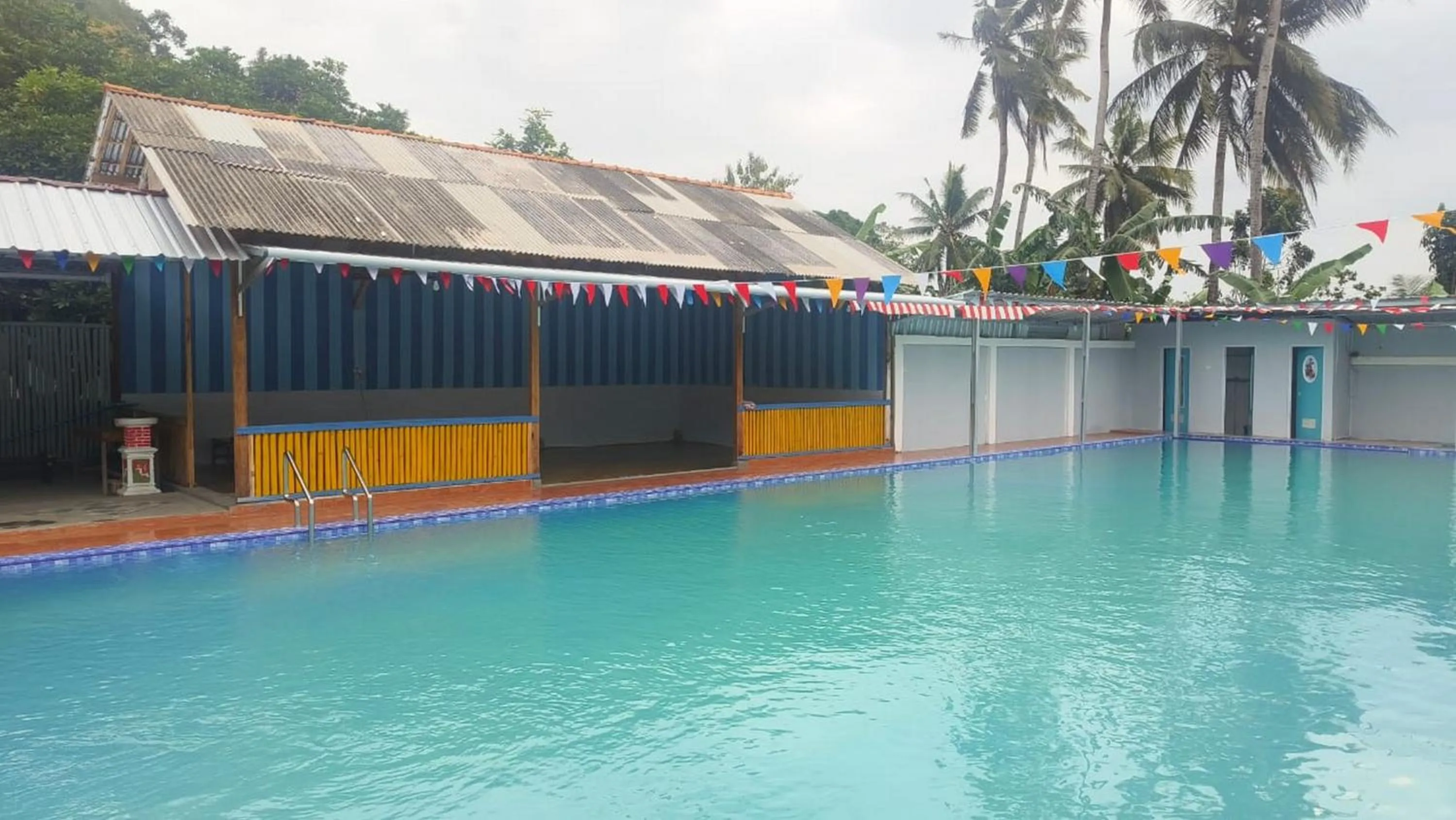 Swimming pool in Surya Abadi Homestay Syariah RedPartner