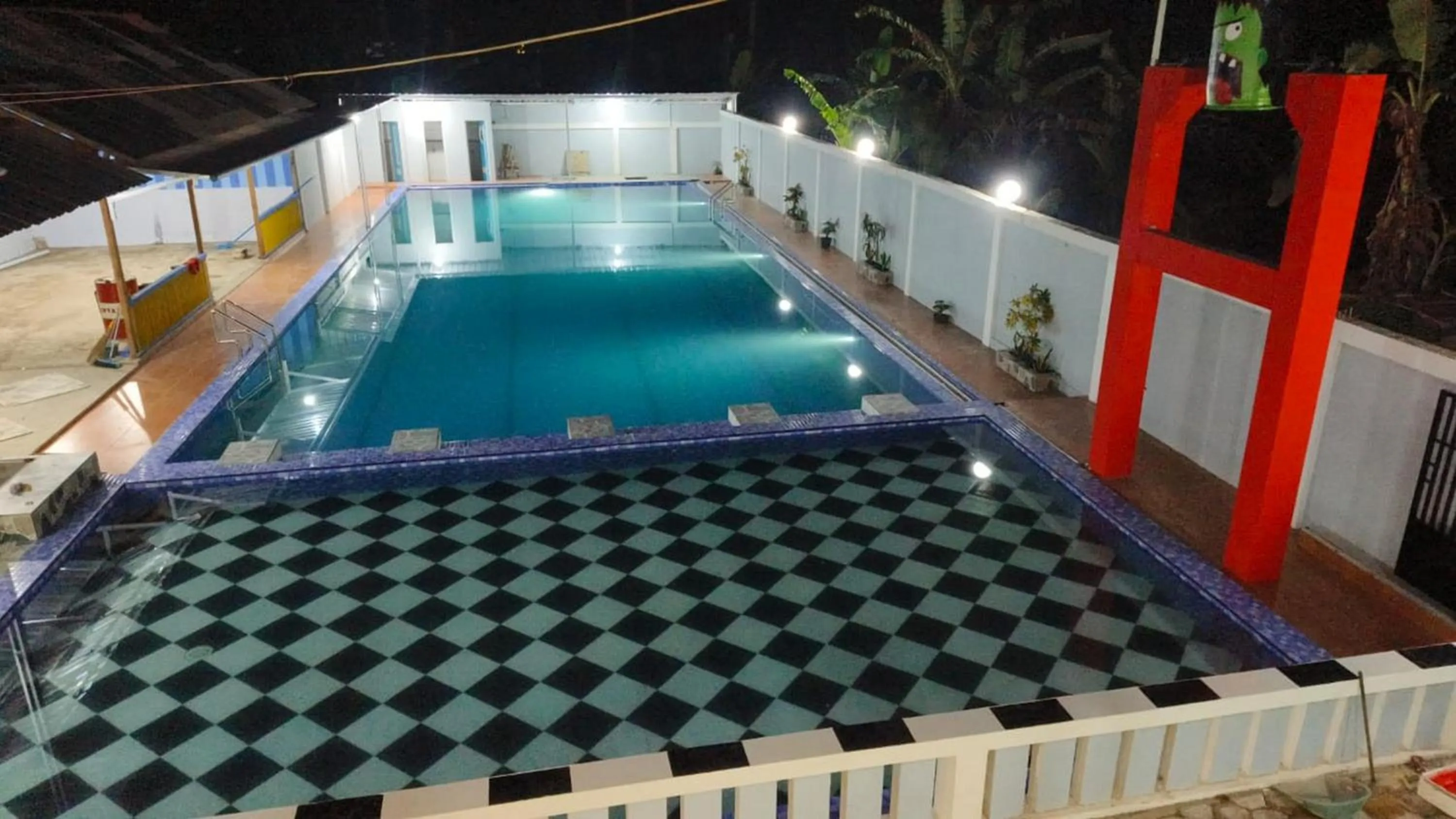Swimming pool in Surya Abadi Homestay Syariah RedPartner