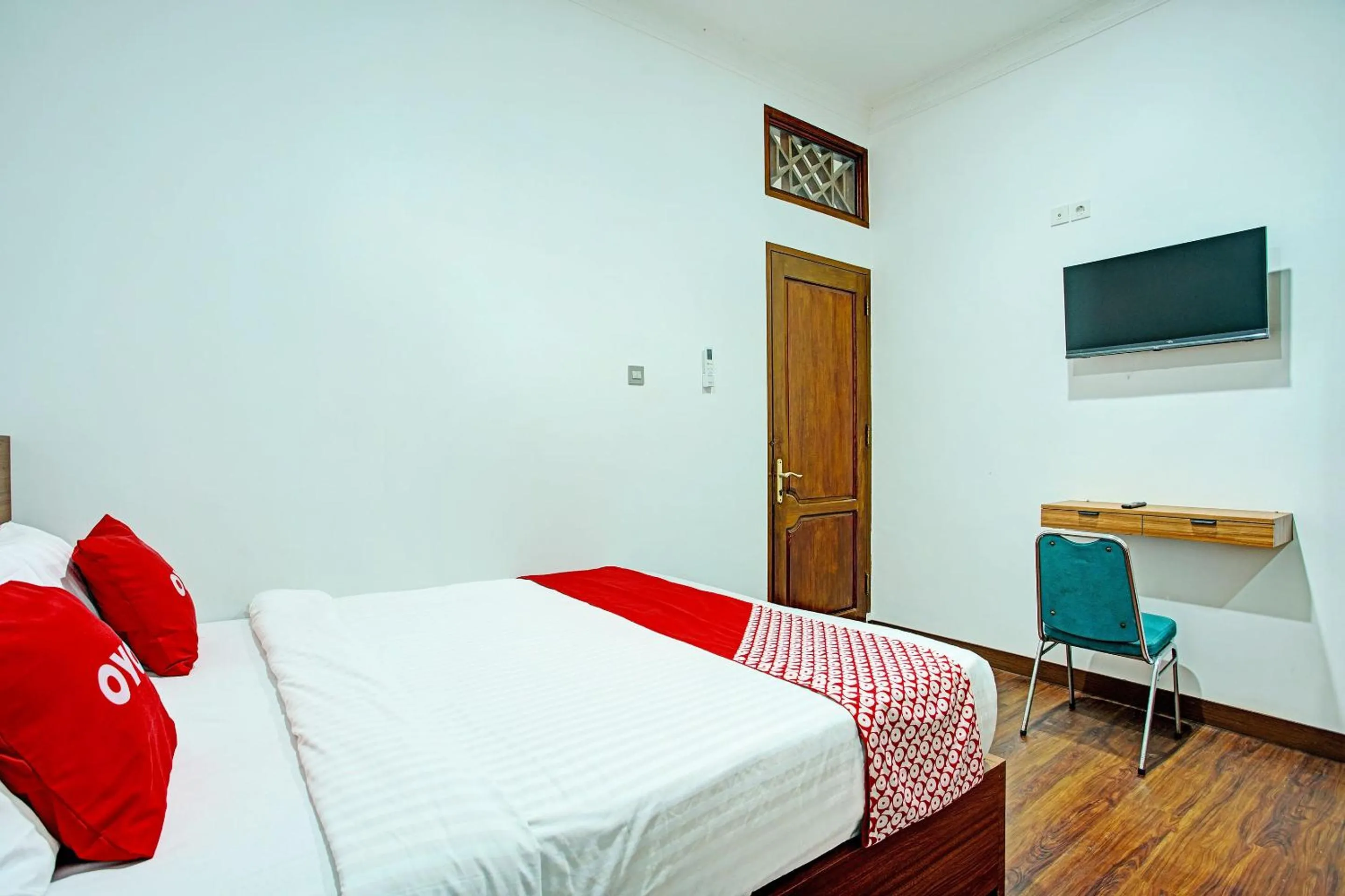 Bedroom in Capital O 92990 Nena Kostel Syariah