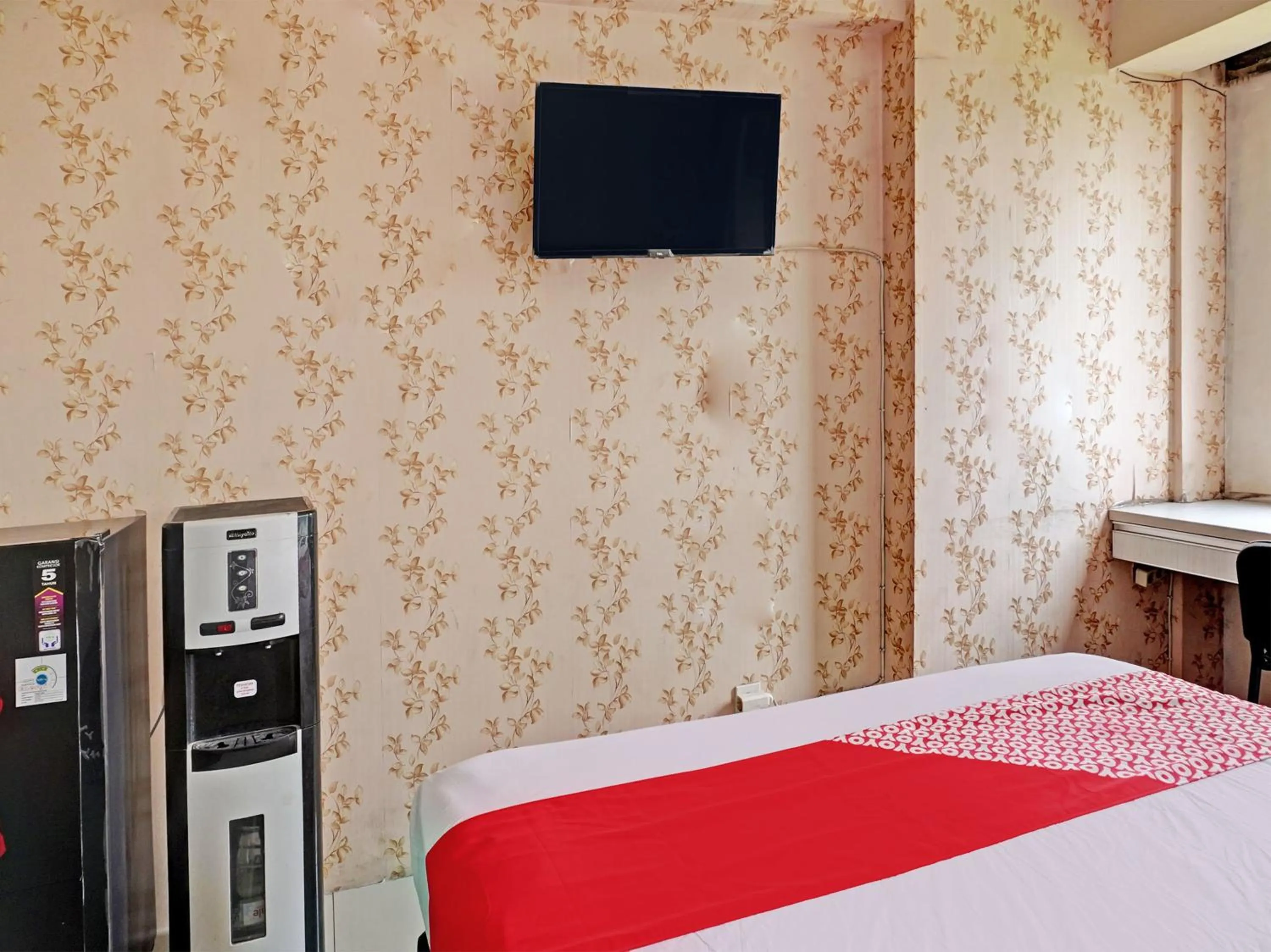 Bedroom, Bed in Collection O 92967 Apartement Sentraland Karawang By Rda Living