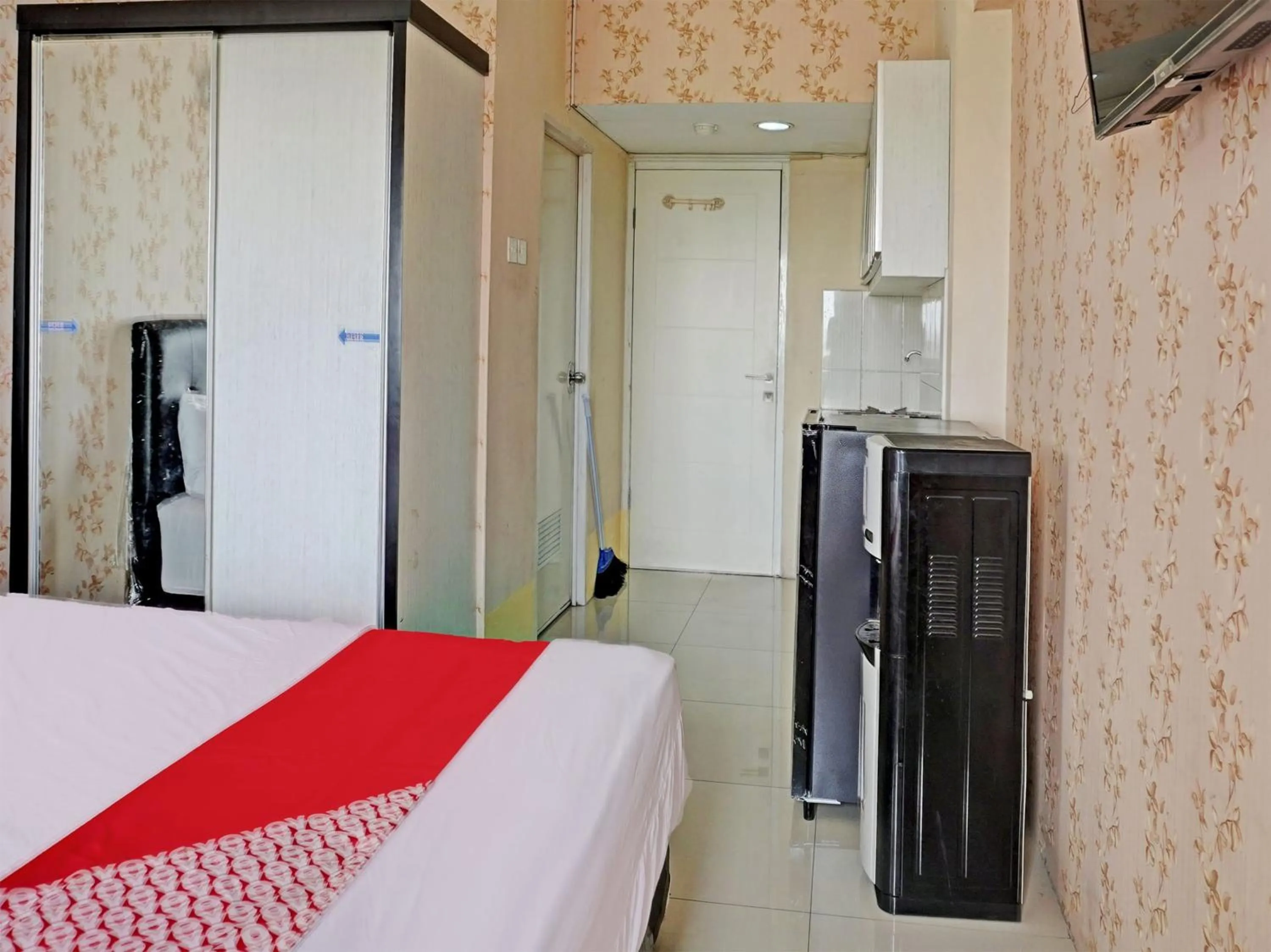 Bedroom, Bed in Collection O 92967 Apartement Sentraland Karawang By Rda Living