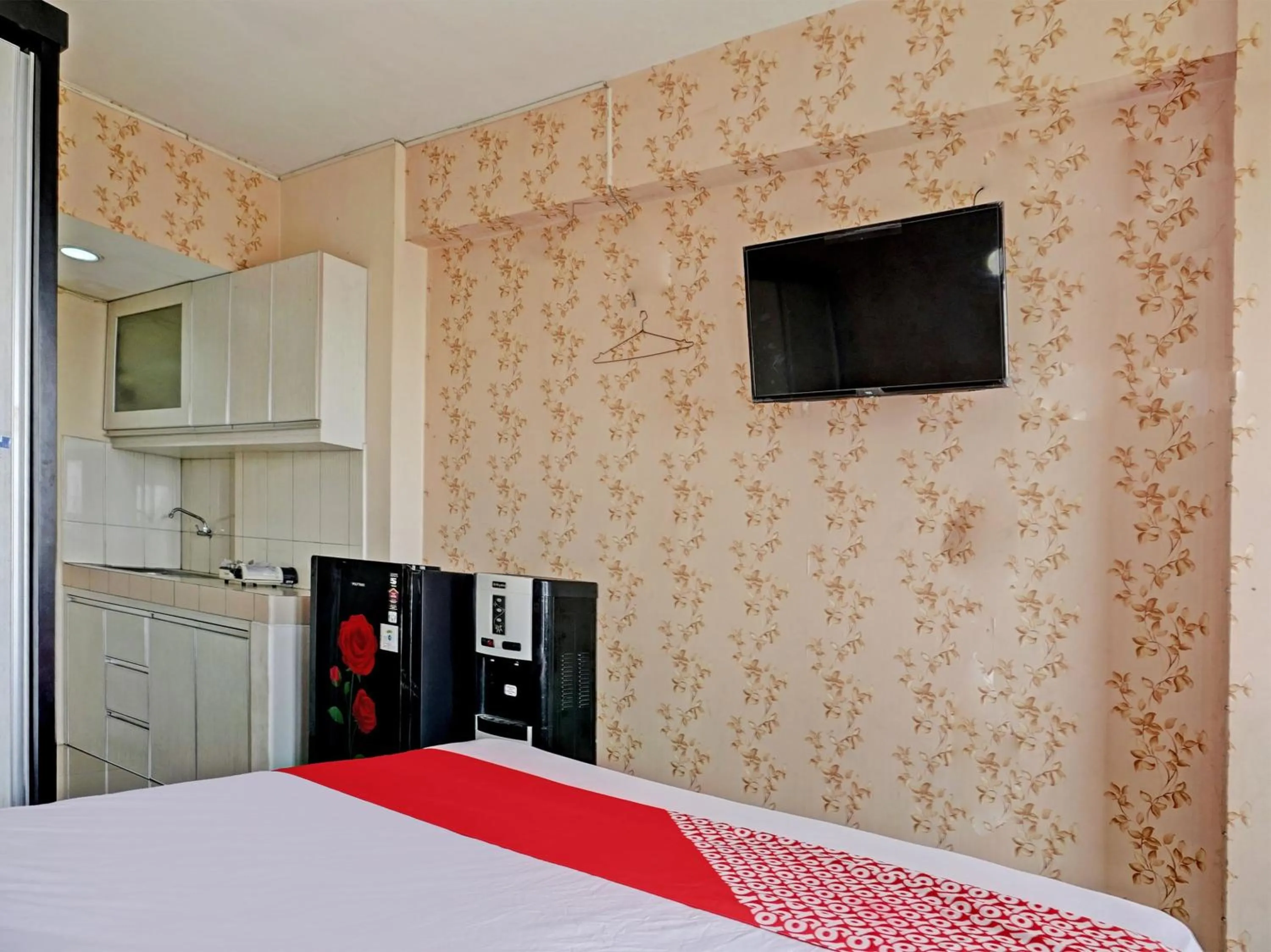 Bedroom, Bed in Collection O 92967 Apartement Sentraland Karawang By Rda Living