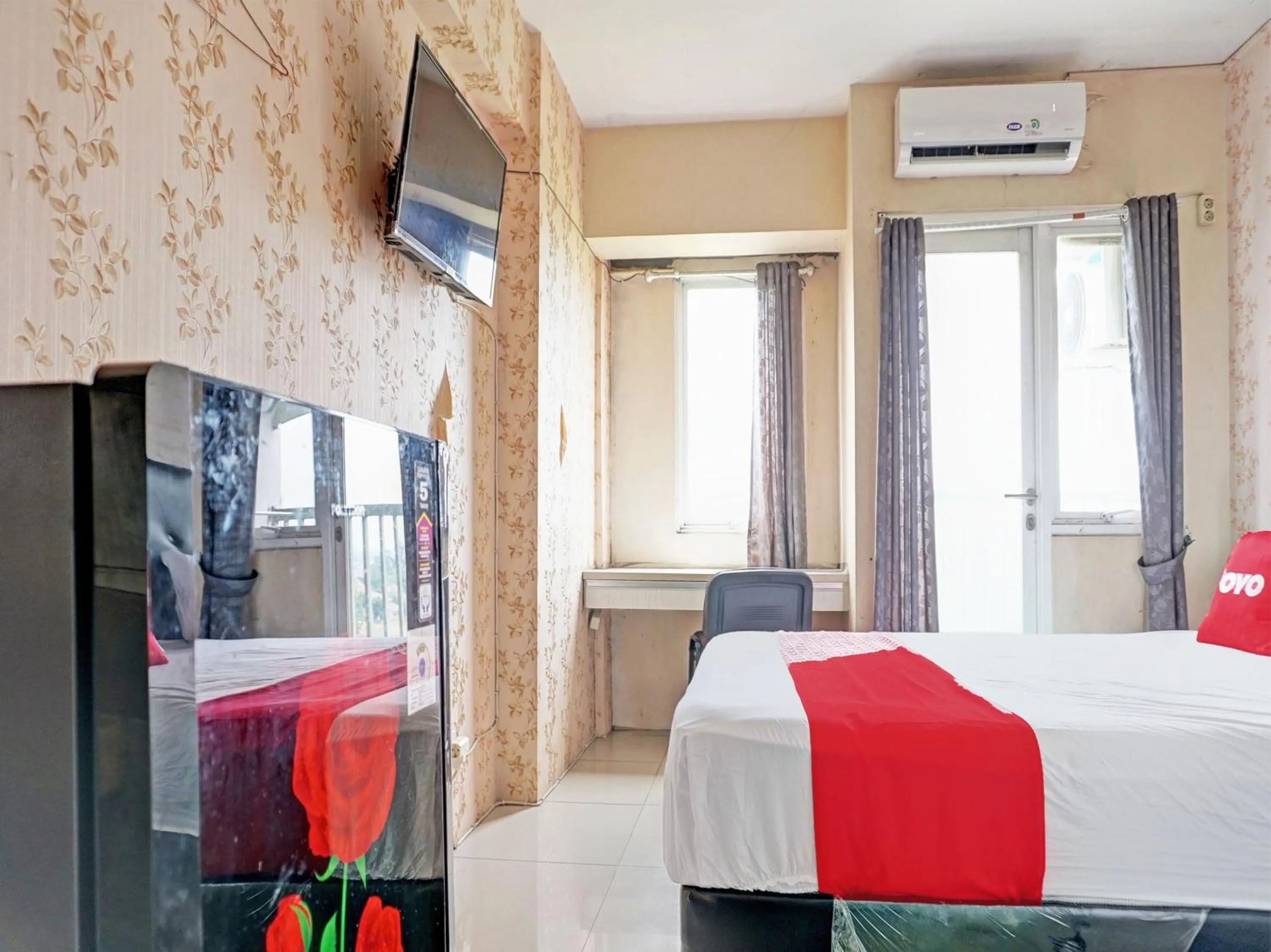 Bedroom, Bed in Collection O 92967 Apartement Sentraland Karawang By Rda Living