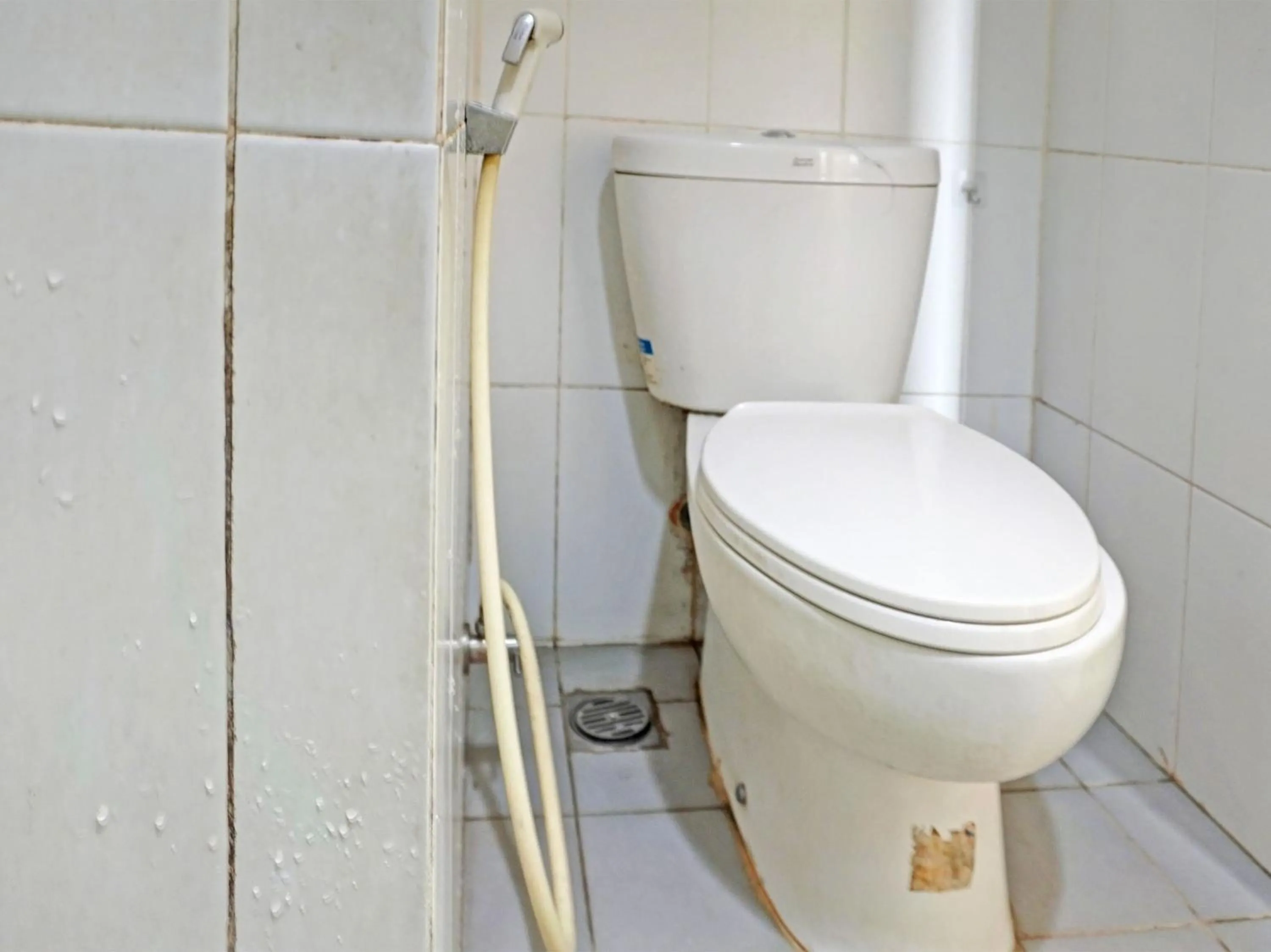 Bathroom in Collection O 92967 Apartement Sentraland Karawang By Rda Living