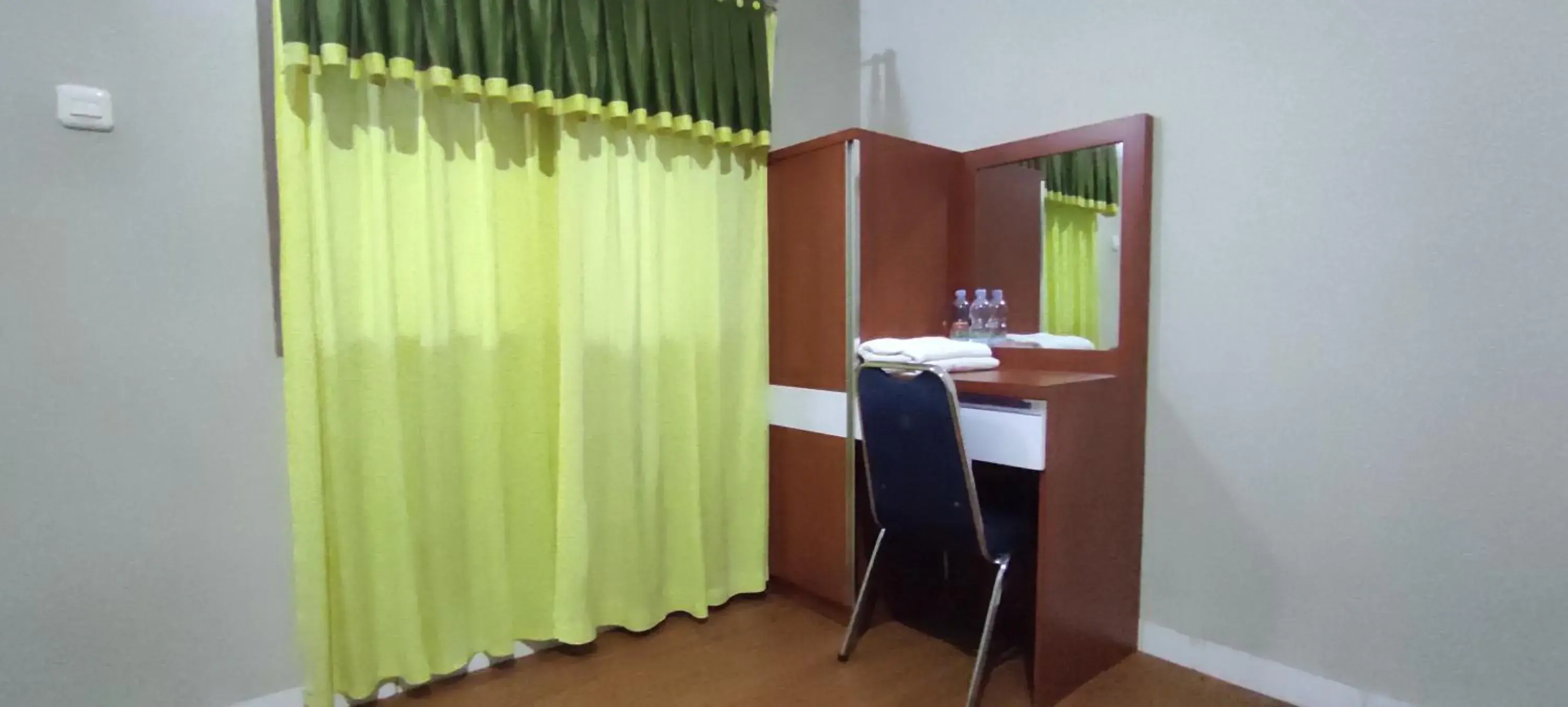 Bedroom in OYO 93051 Wisma Syariah Buloe Near Lapangan Abubakar Lambogo Batili Enrekang Bedroom in OYO 93051 Wisma Syariah Buloe Near Lapangan Abubakar Lambogo Batili Enrekang