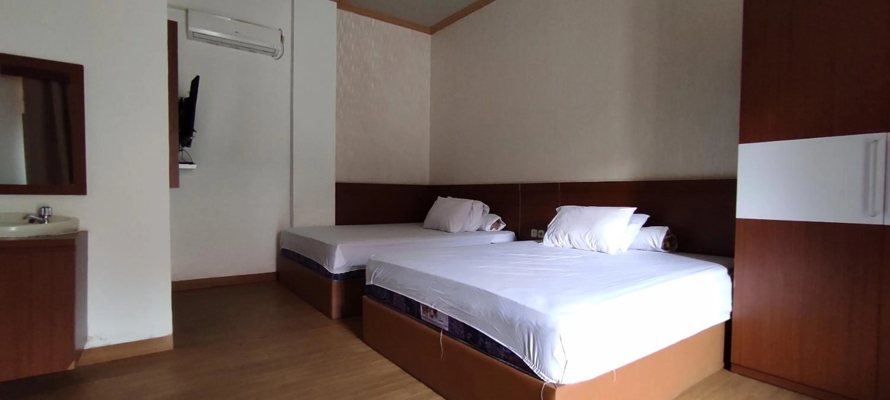 OYO 93051 Wisma Syariah Buloe Near Lapangan Abubakar Lambogo Batili Enrekang