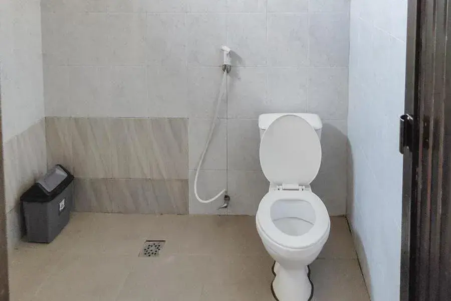 Bathroom in OYO 93051 Wisma Syariah Buloe Near Lapangan Abubakar Lambogo Batili Enrekang Bathroom in OYO 93051 Wisma Syariah Buloe Near Lapangan Abubakar Lambogo Batili Enrekang