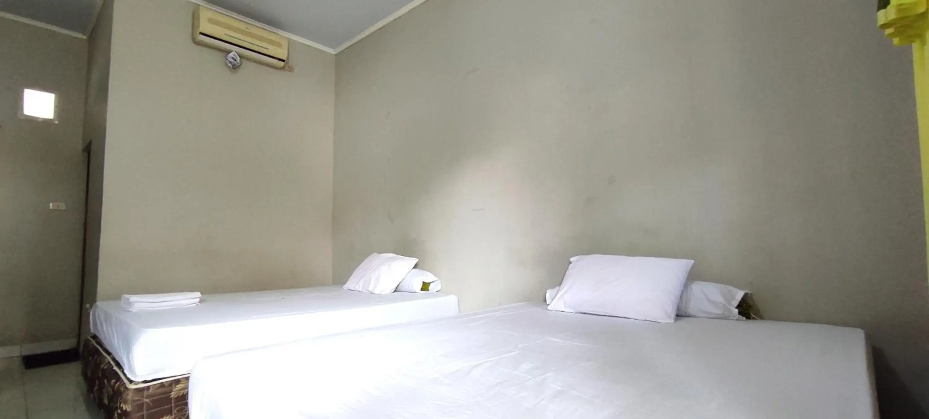 Bedroom, Bed in OYO 93051 Wisma Syariah Buloe Near Lapangan Abubakar Lambogo Batili Enrekang Bedroom, Bed in OYO 93051 Wisma Syariah Buloe Near Lapangan Abubakar Lambogo Batili Enrekang