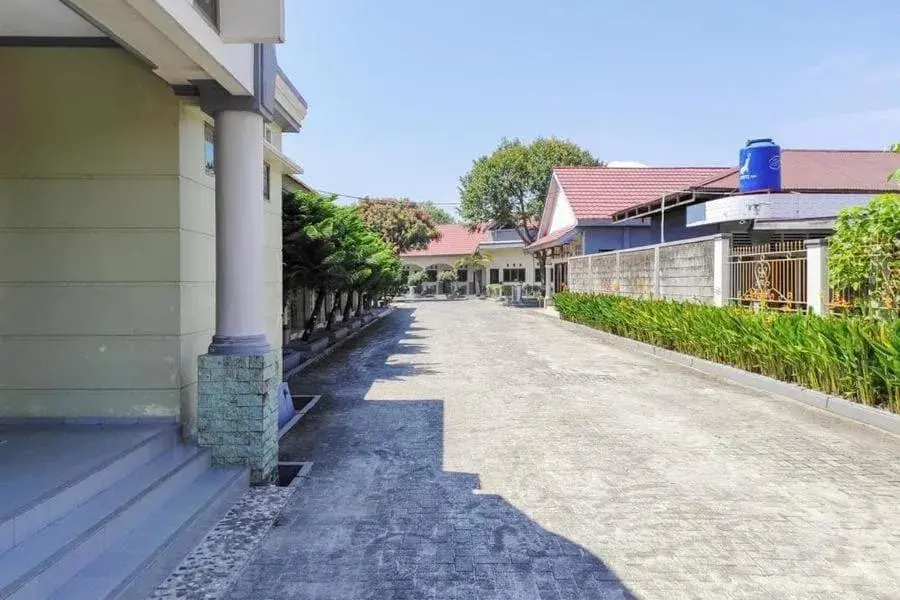 Facade/entrance in OYO 93051 Wisma Syariah Buloe Near Lapangan Abubakar Lambogo Batili Enrekang Facade/entrance in OYO 93051 Wisma Syariah Buloe Near Lapangan Abubakar Lambogo Batili Enrekang