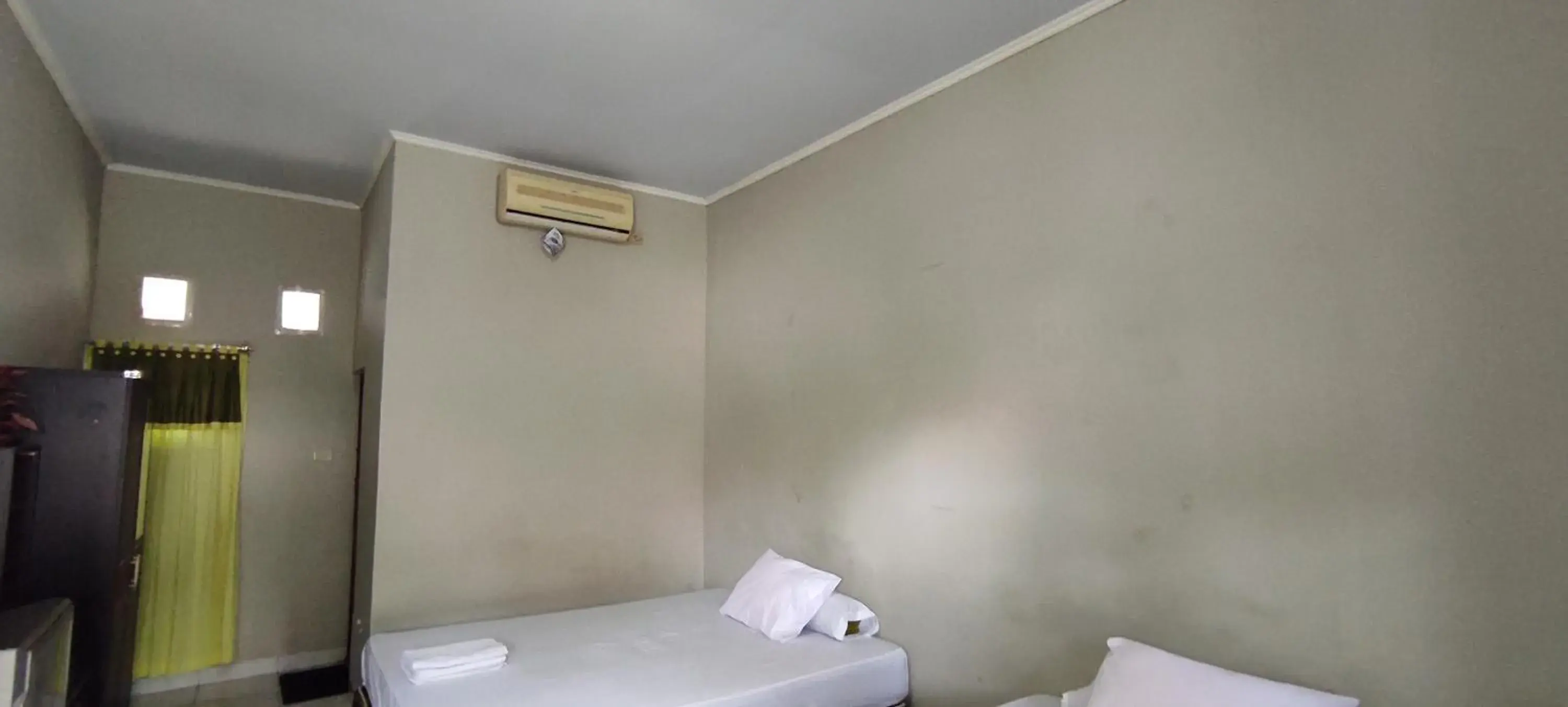 Bedroom, Bed in OYO 93051 Wisma Syariah Buloe Near Lapangan Abubakar Lambogo Batili Enrekang Bedroom, Bed in OYO 93051 Wisma Syariah Buloe Near Lapangan Abubakar Lambogo Batili Enrekang