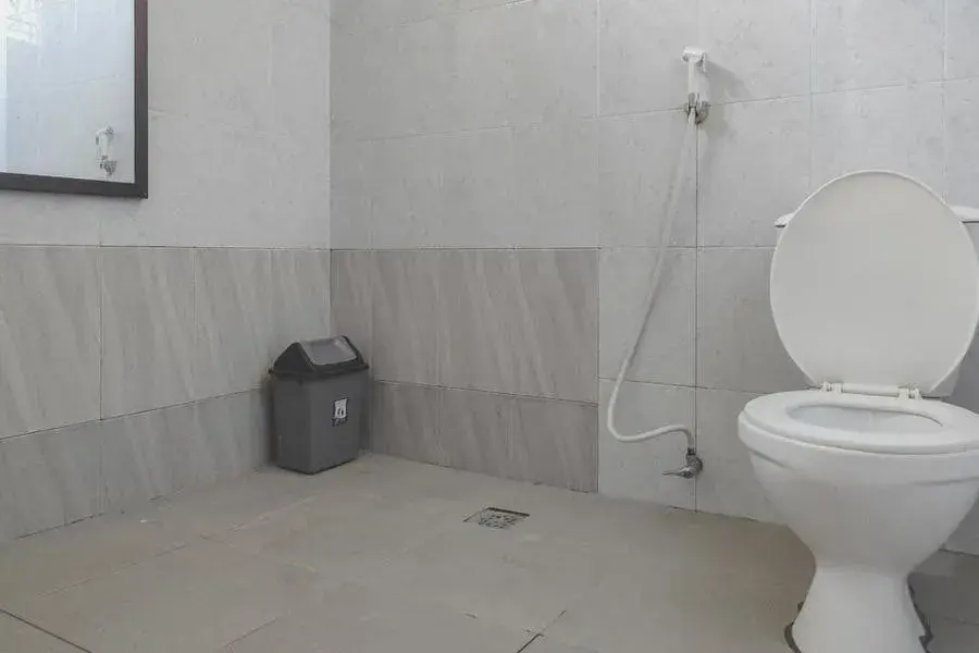 Bathroom in OYO 93051 Wisma Syariah Buloe Near Lapangan Abubakar Lambogo Batili Enrekang Bathroom in OYO 93051 Wisma Syariah Buloe Near Lapangan Abubakar Lambogo Batili Enrekang