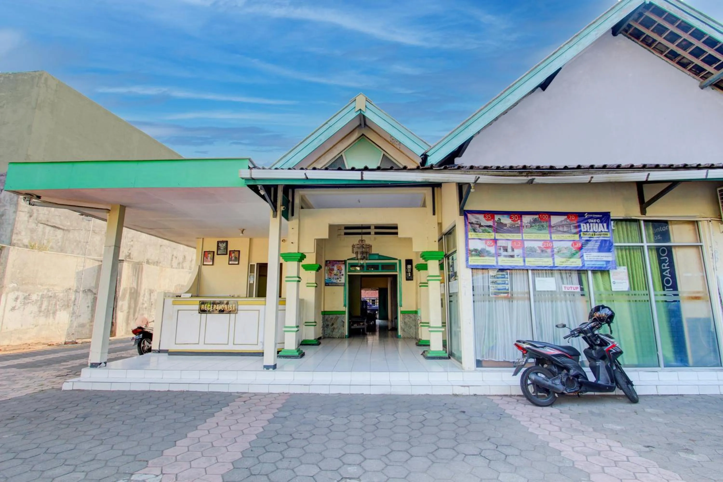 Facade/entrance in OYO 93048 Hotel Puri Mandiri