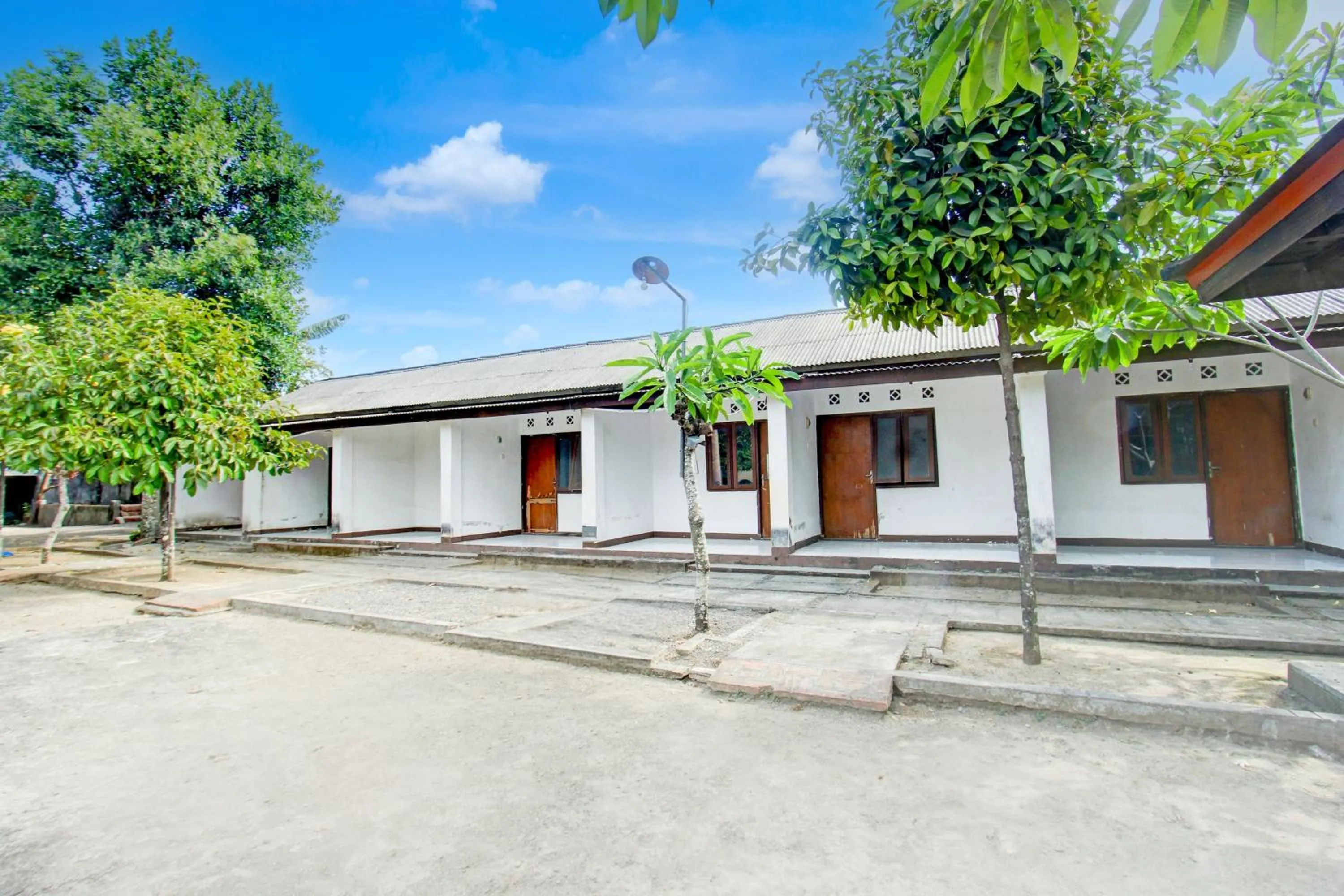 Facade/entrance in Hotel O Kost Gayus