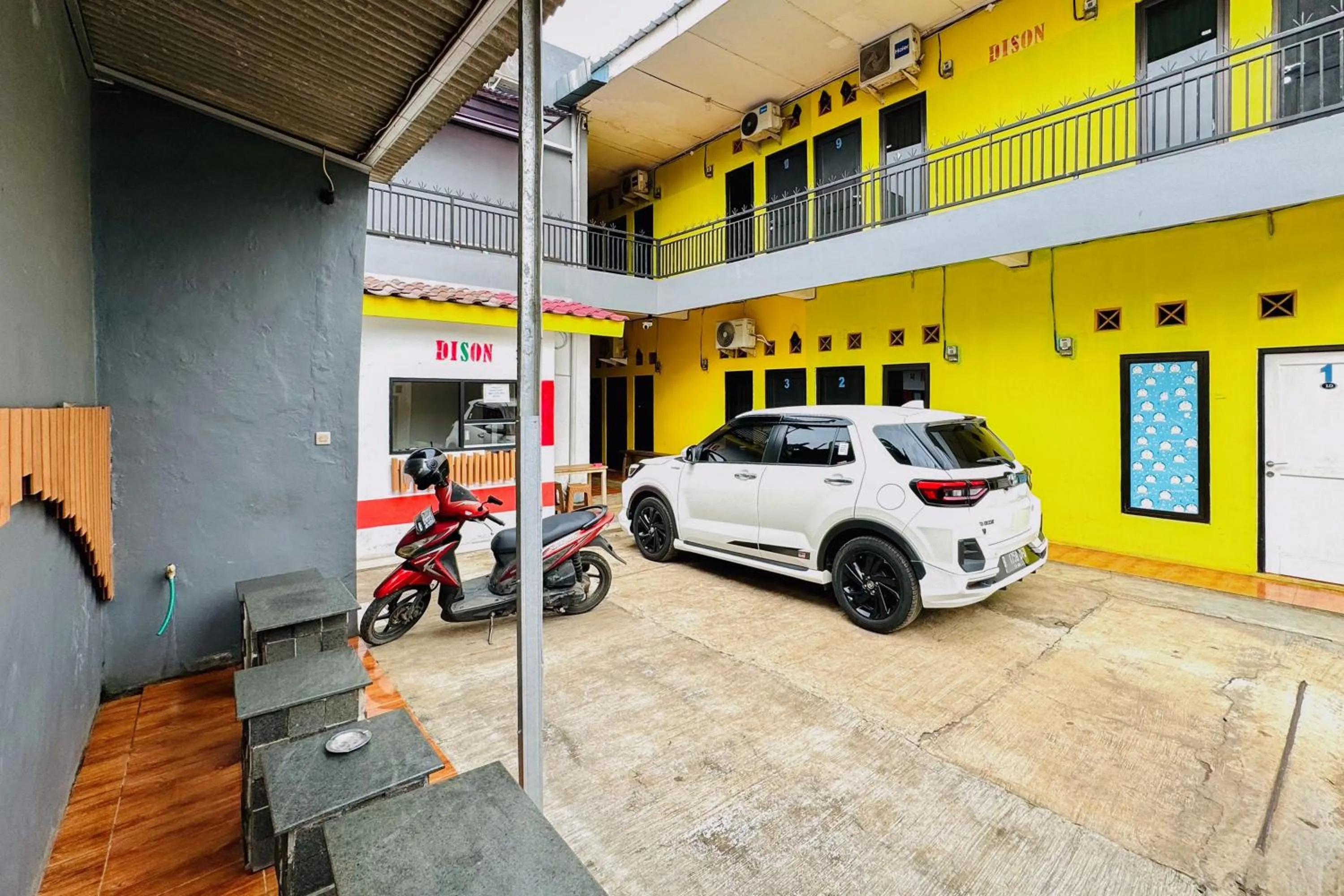 Parking in Penginapan Dison RedPartner