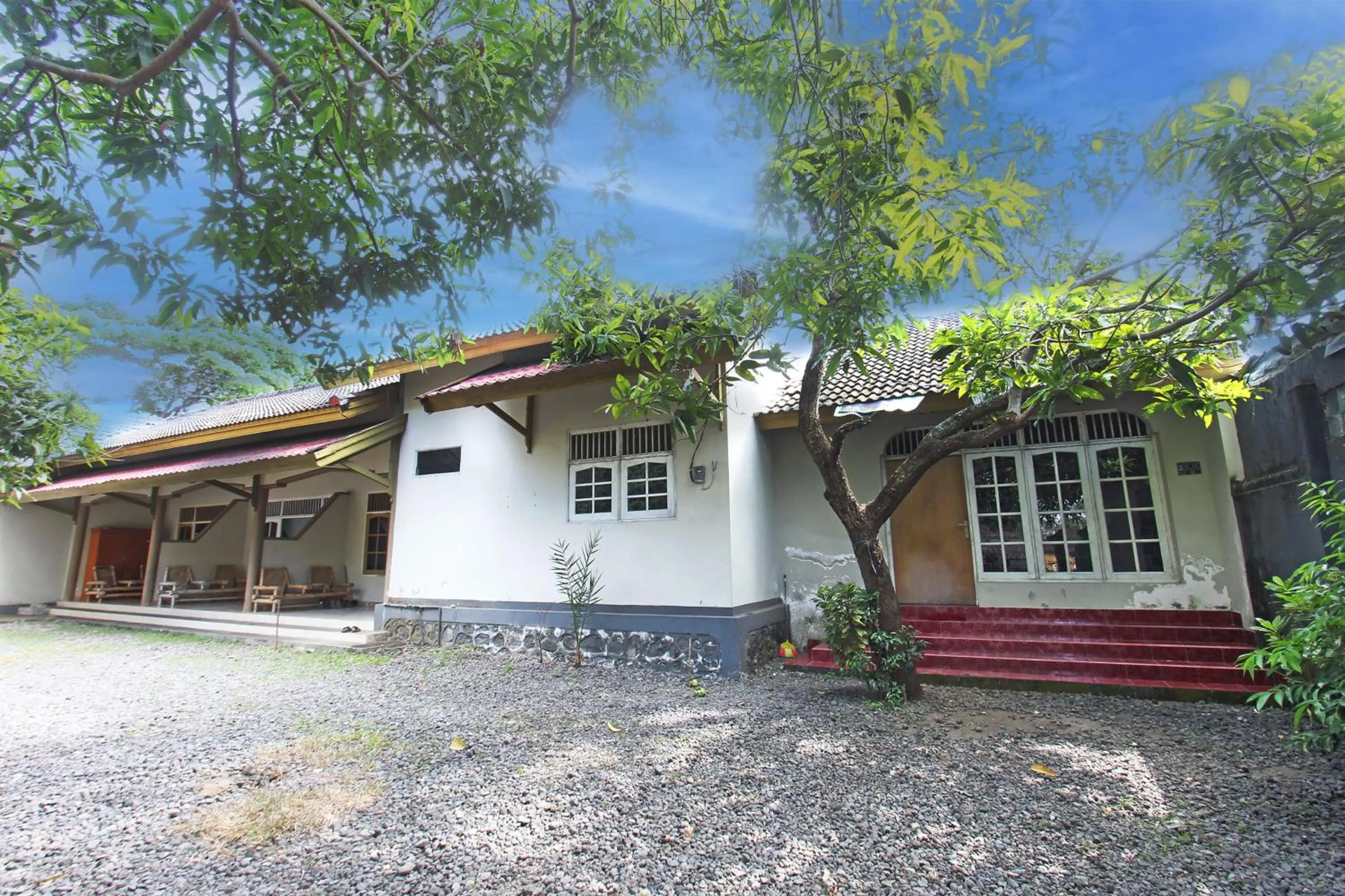 Facade/entrance in SPOT ON 92973 Madani Syariah Guesthouse