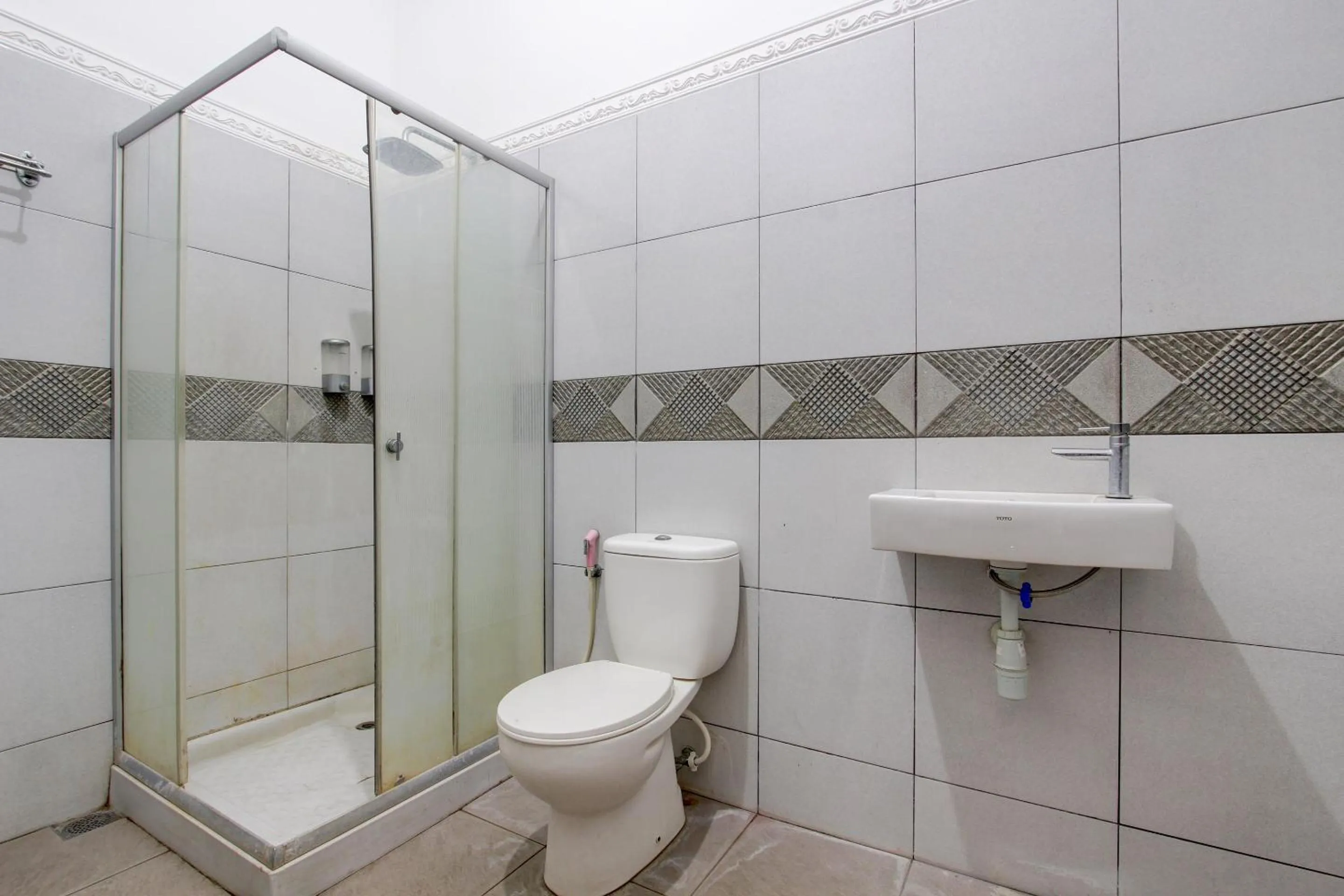 Bathroom in Capital O 93024 Hotel Ganesha