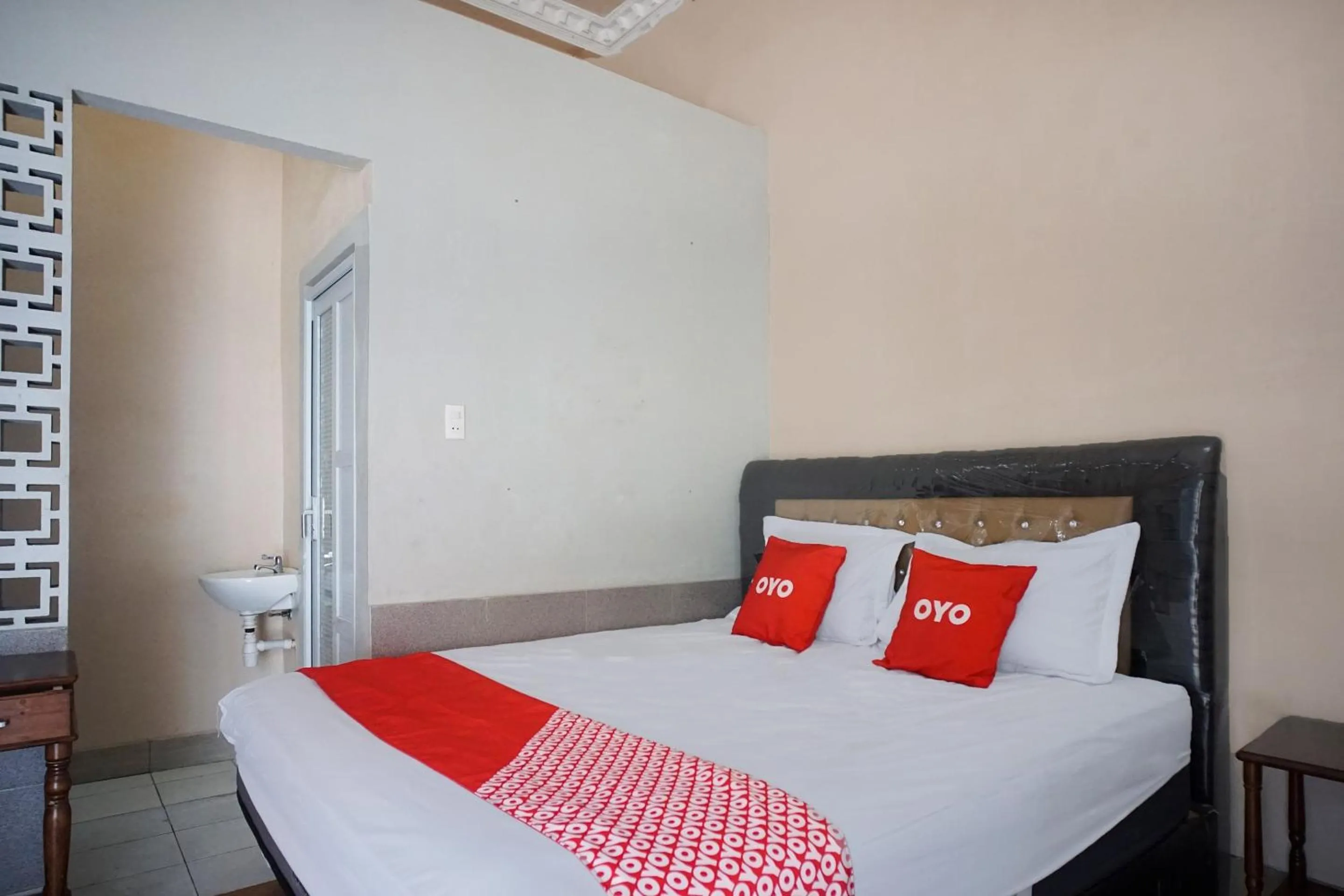 Bedroom in OYO 93003 B32 Homestay