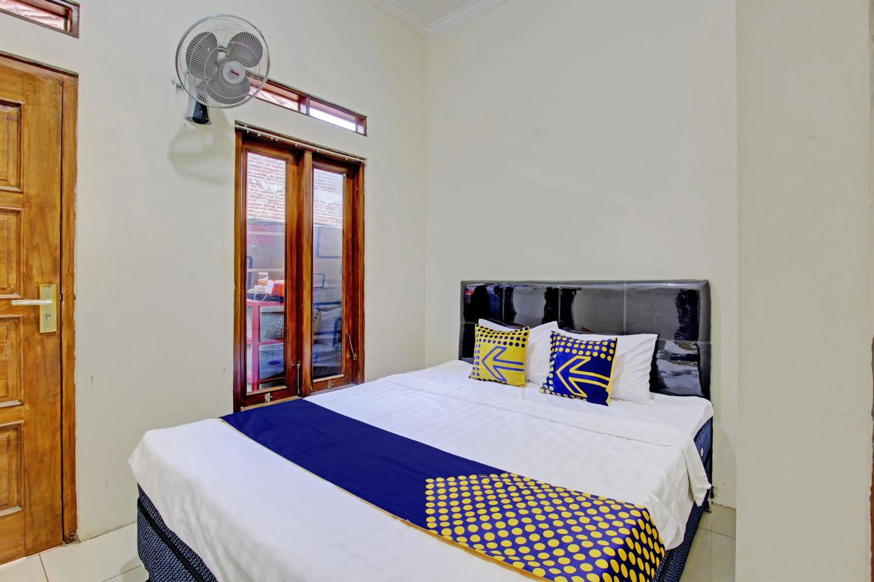 Bedroom in Hotel O Guest House Cemara 1 Syariah