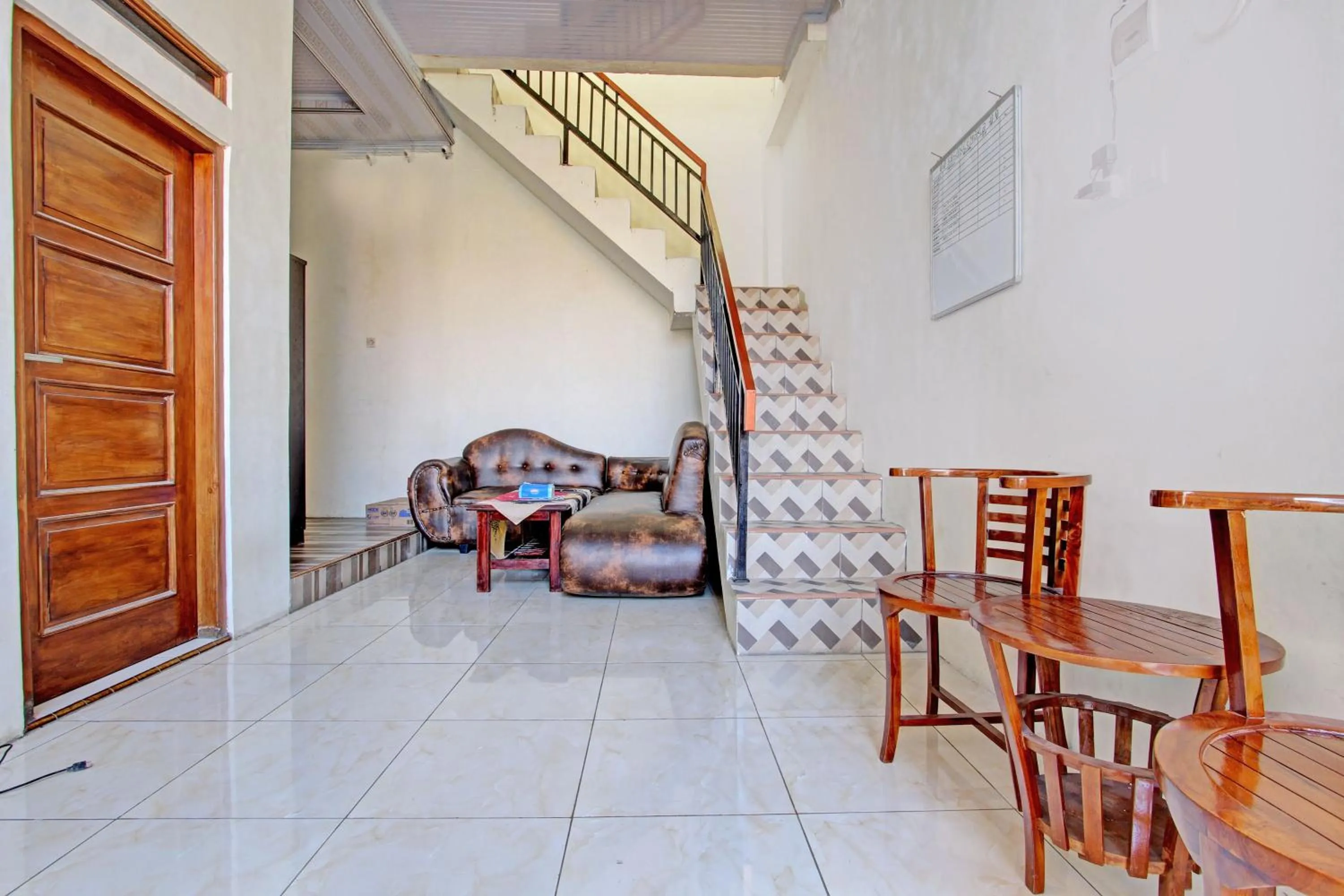 Lobby or reception in Hotel O Guest House Cemara 1 Syariah