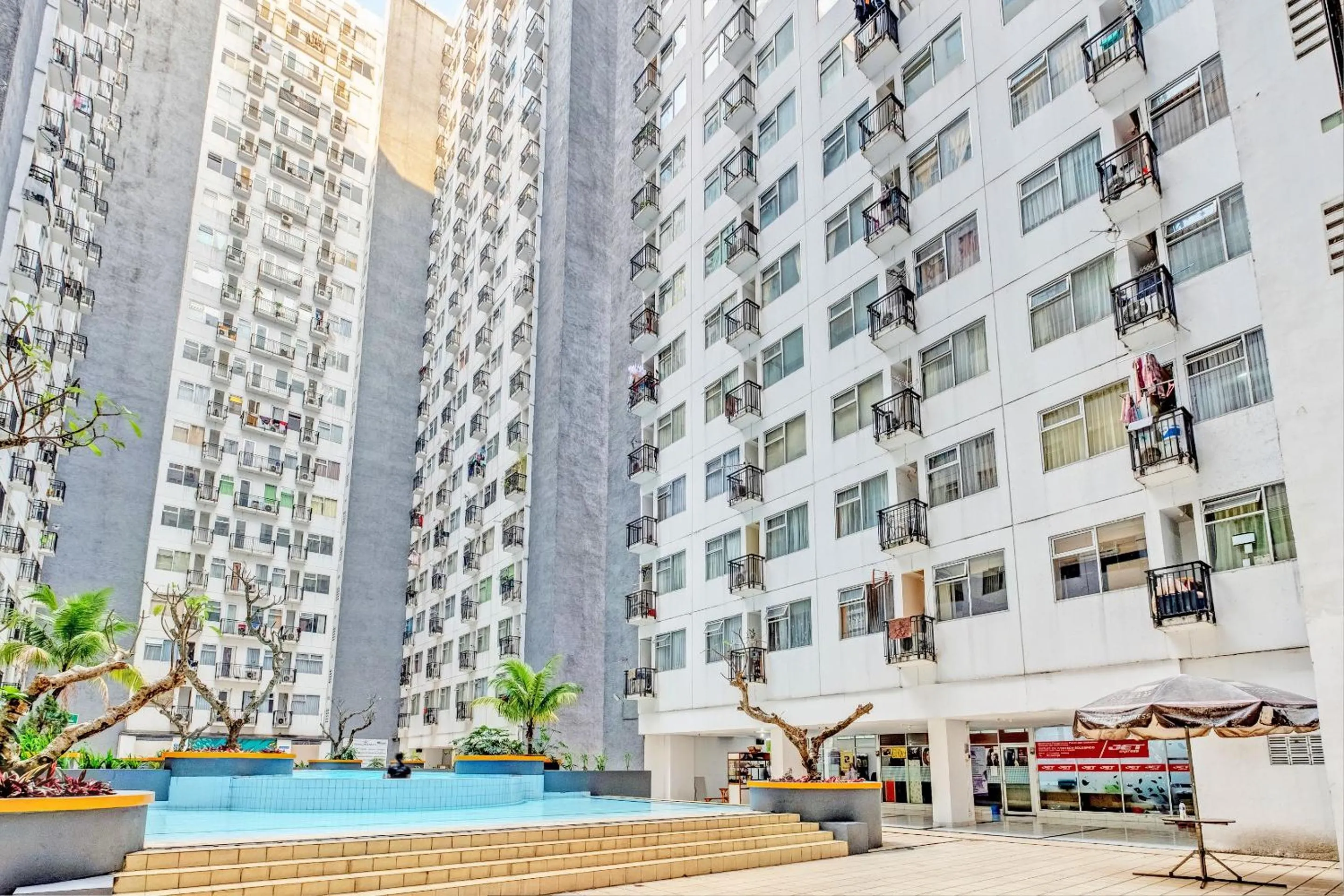 Facade/entrance in OYO Life Apartement Jarrdin By Fins Property