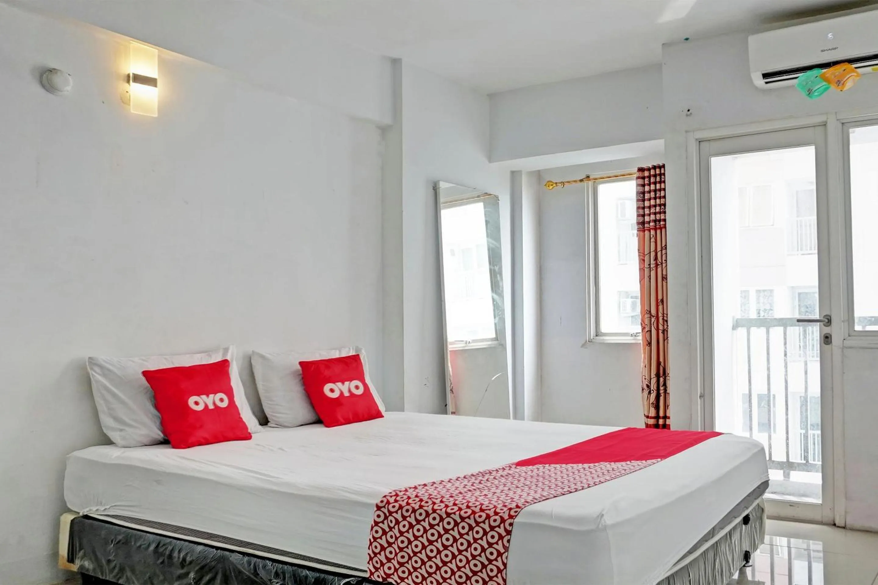 Bedroom in Collection O 92959 Apartement Sentraland Karawang By AT Room