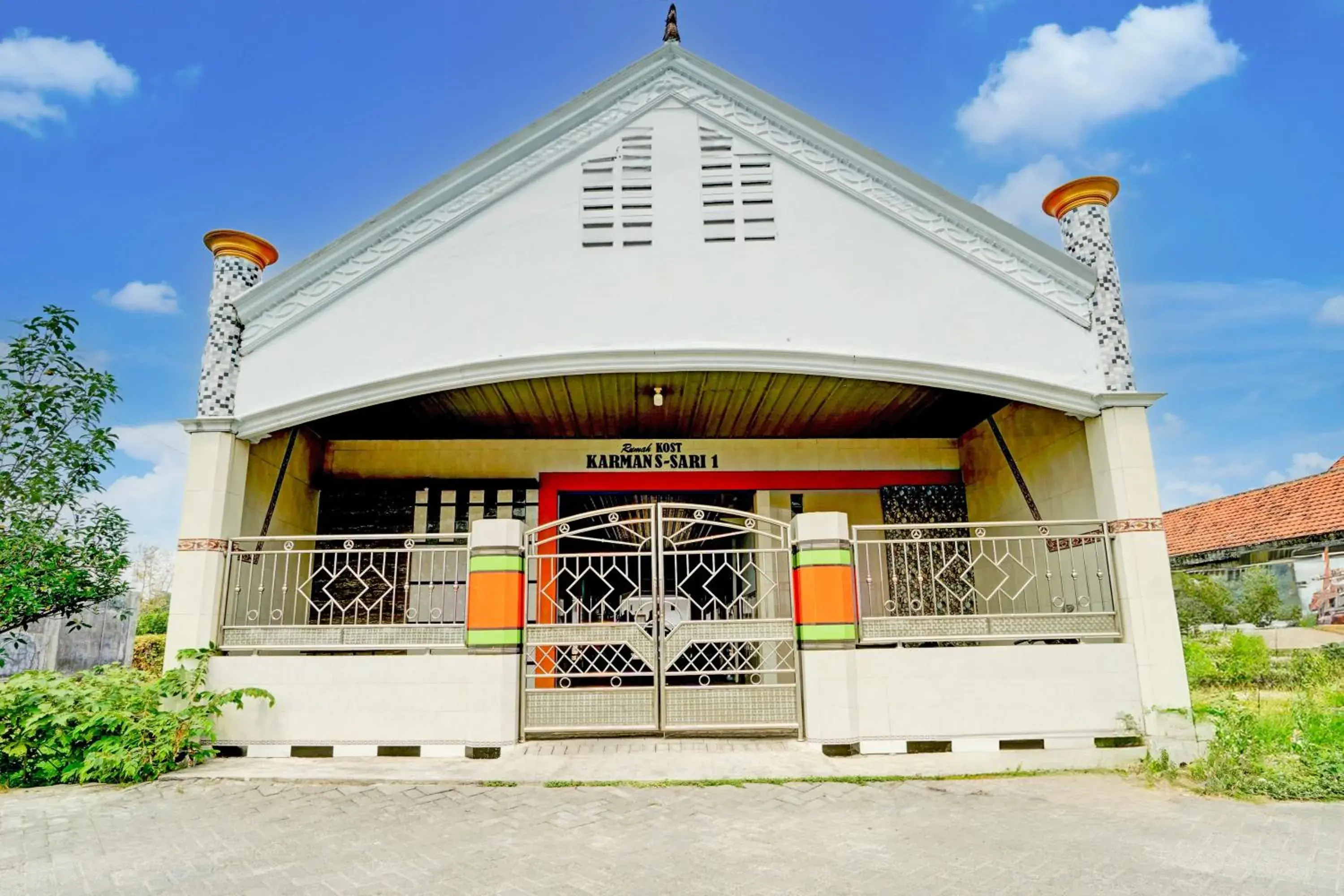 Facade/entrance in Hotel O Karman's Sari Homestay Syariah Facade/entrance in Hotel O Karman's Sari Homestay Syariah