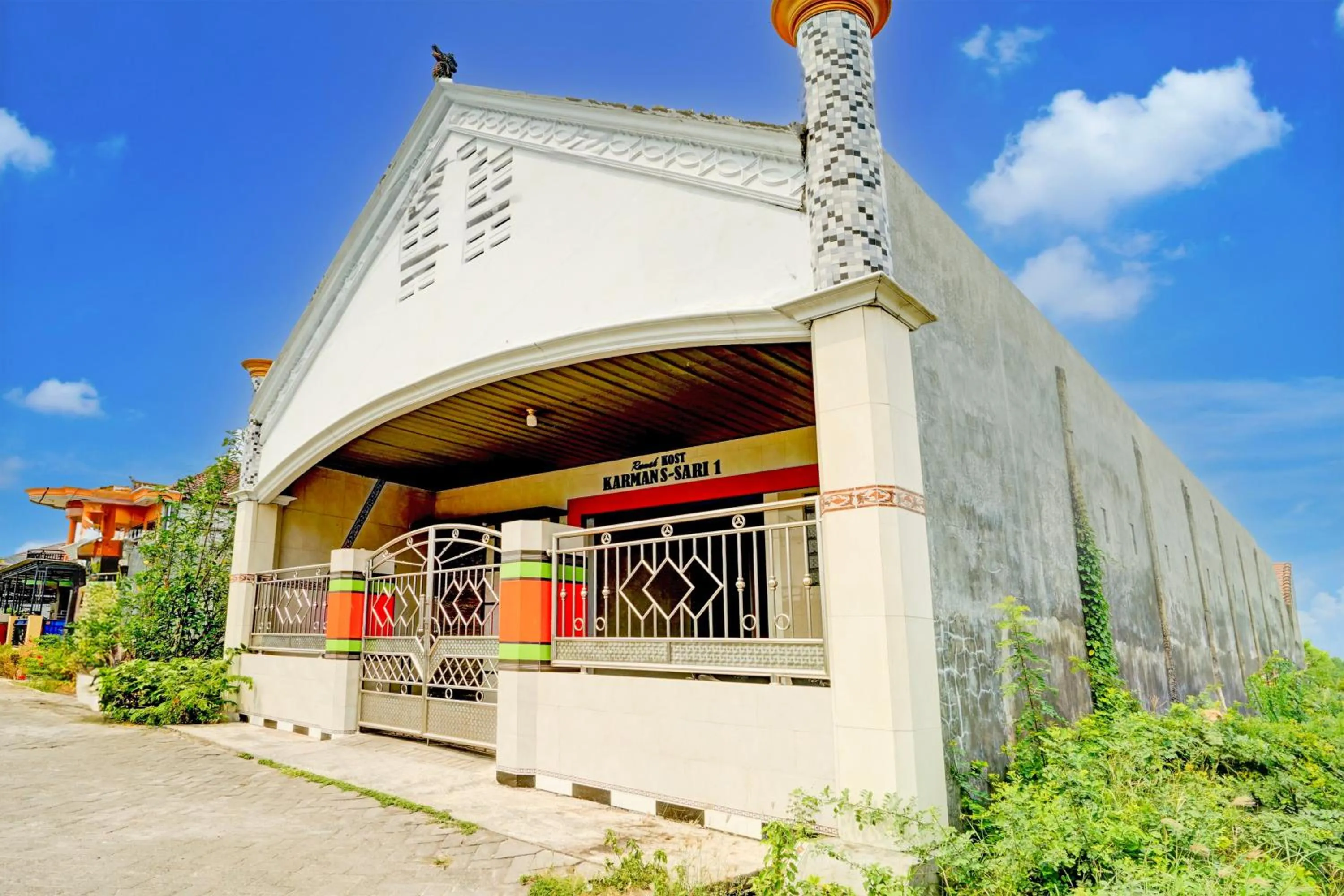 Facade/entrance in Hotel O Karman's Sari Homestay Syariah