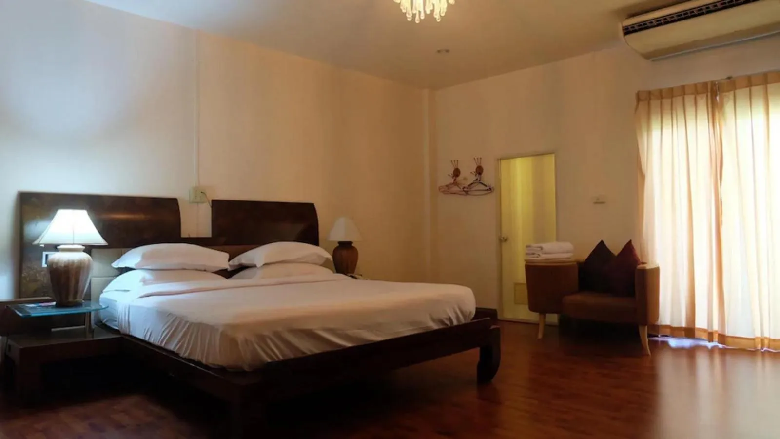 Photo of the whole room, Bed in โรงแรมไทยงามพาเลซ (Thai Ngam Palace Hotel)