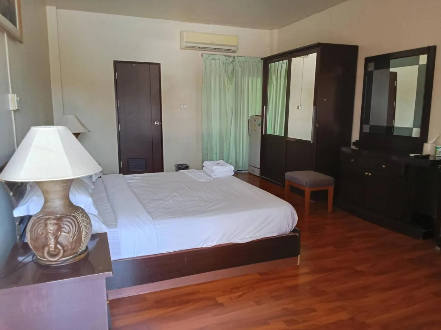 Photo of the whole room, Bed in โรงแรมไทยงามพาเลซ (Thai Ngam Palace Hotel)