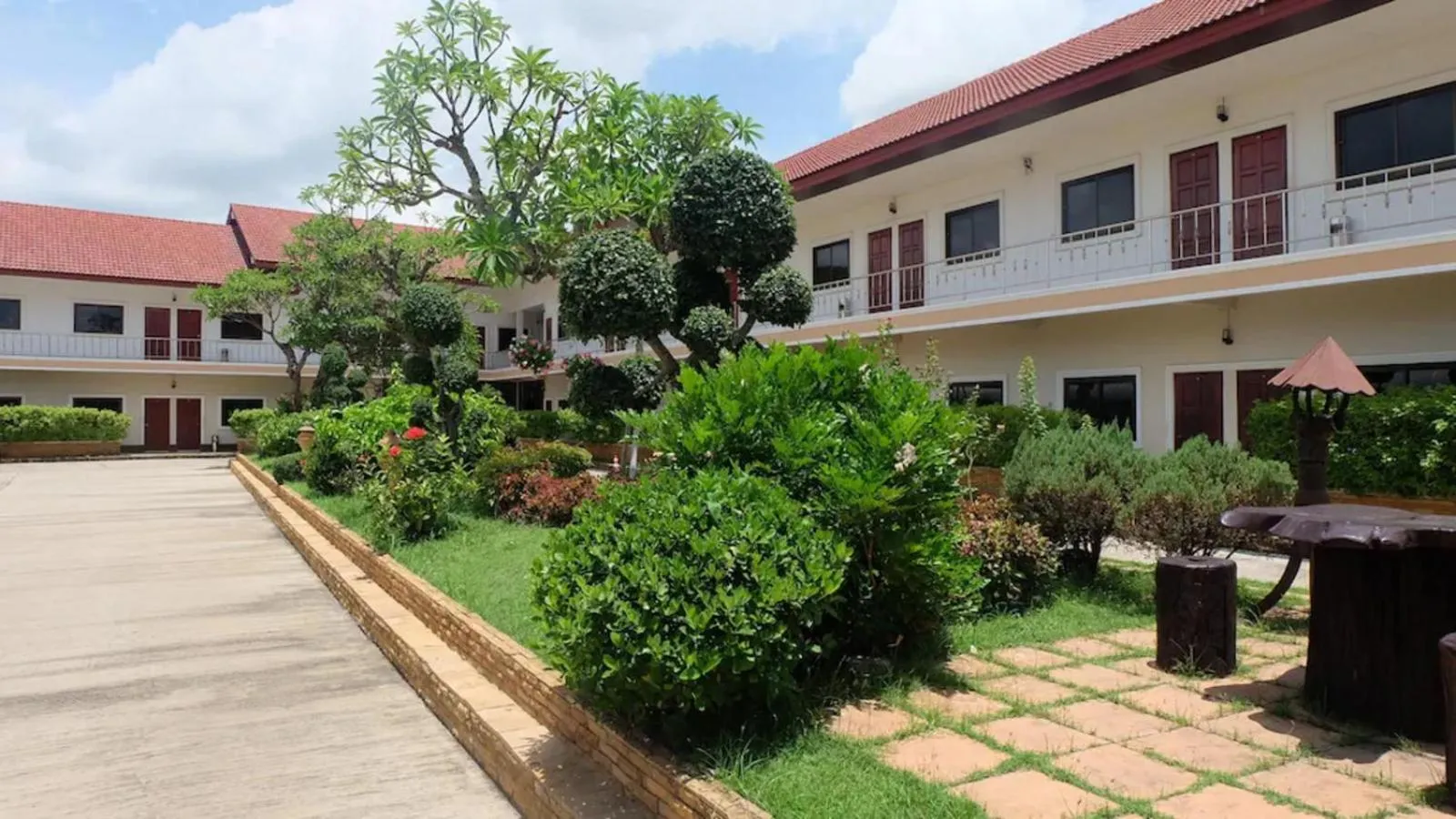 Property building in โรงแรมไทยงามพาเลซ (Thai Ngam Palace Hotel)