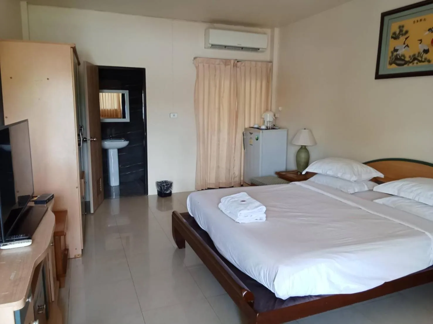 Photo of the whole room, Bed in โรงแรมไทยงามพาเลซ (Thai Ngam Palace Hotel)