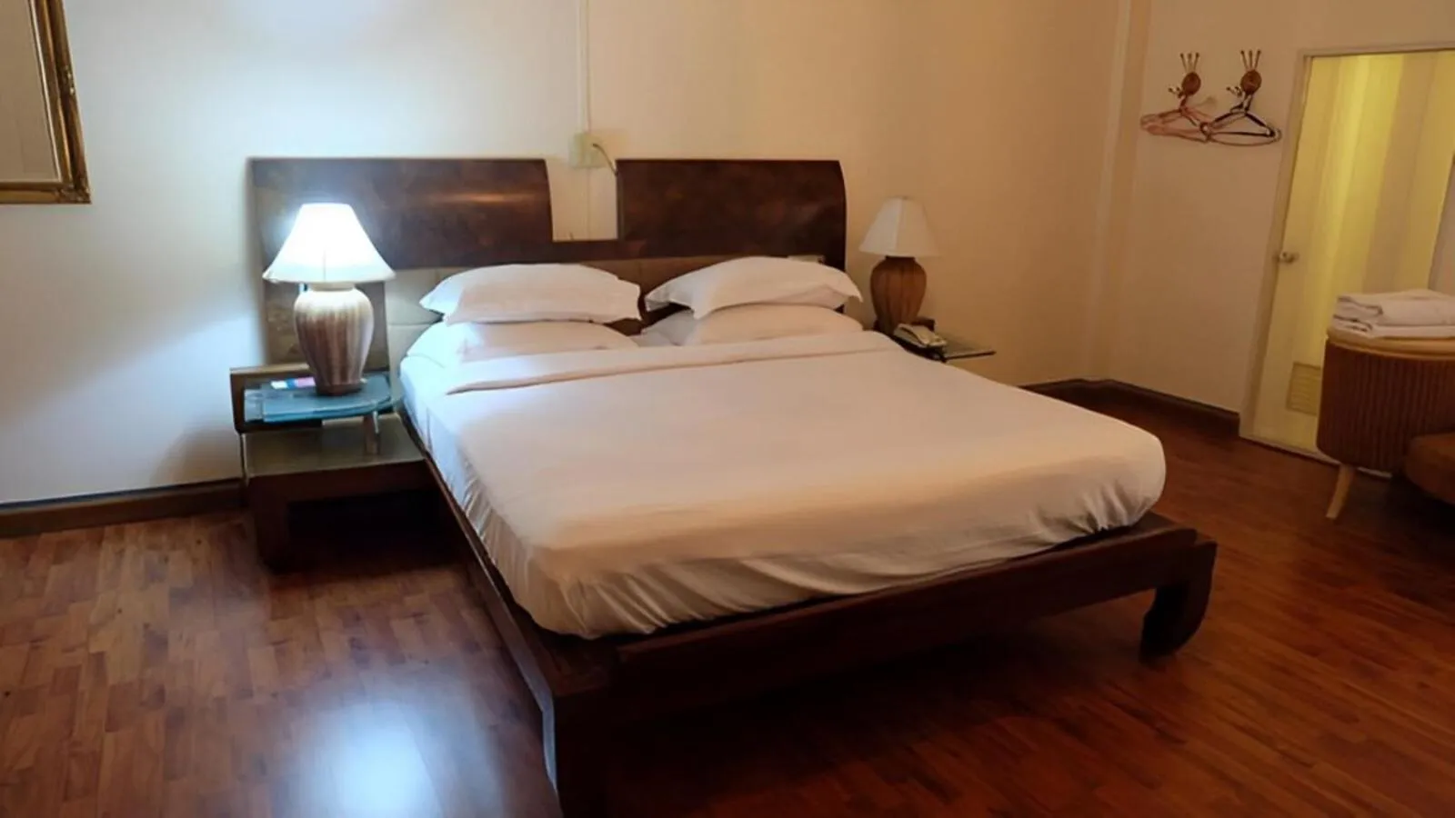 Photo of the whole room, Bed in โรงแรมไทยงามพาเลซ (Thai Ngam Palace Hotel)