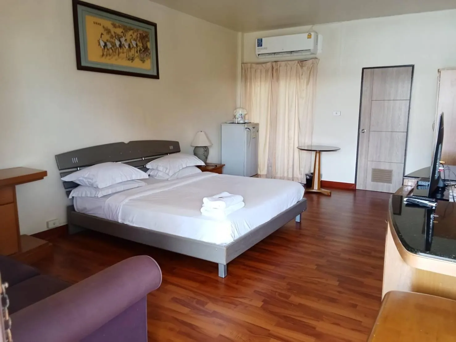 Photo of the whole room, Bed in โรงแรมไทยงามพาเลซ (Thai Ngam Palace Hotel)