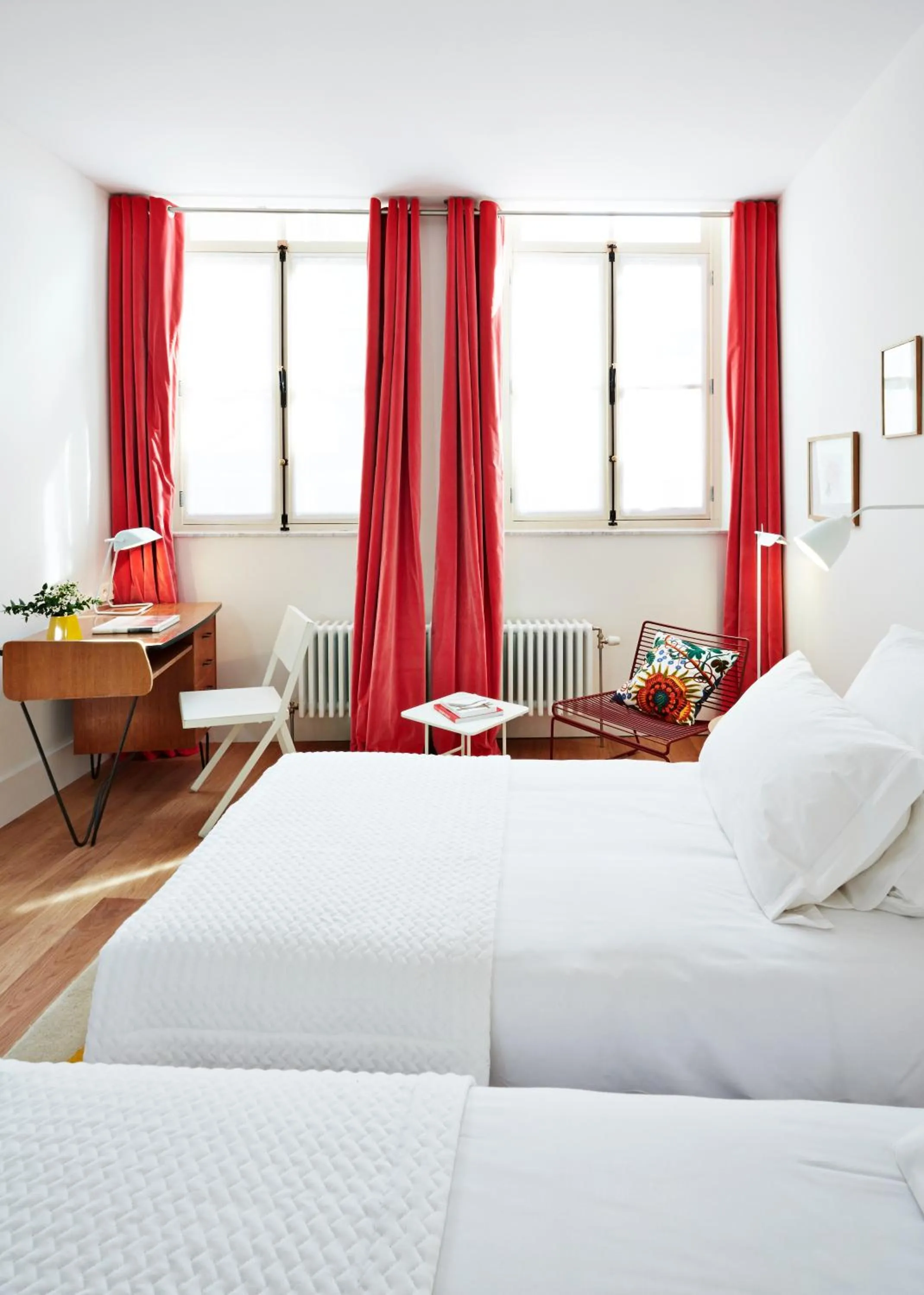 Photo of the whole room, Bed in Hotel des Galeries