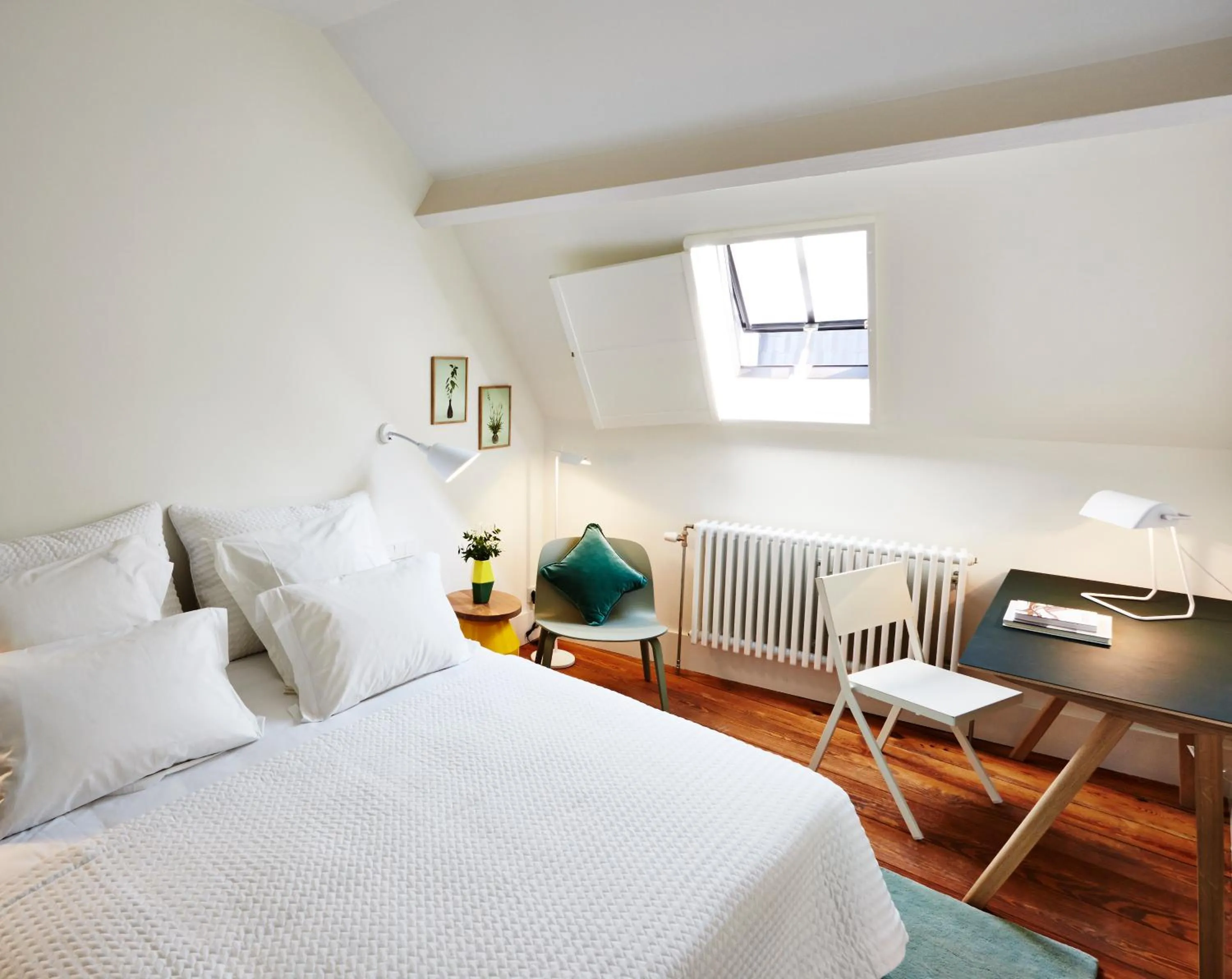 Photo of the whole room, Bed in Hotel des Galeries