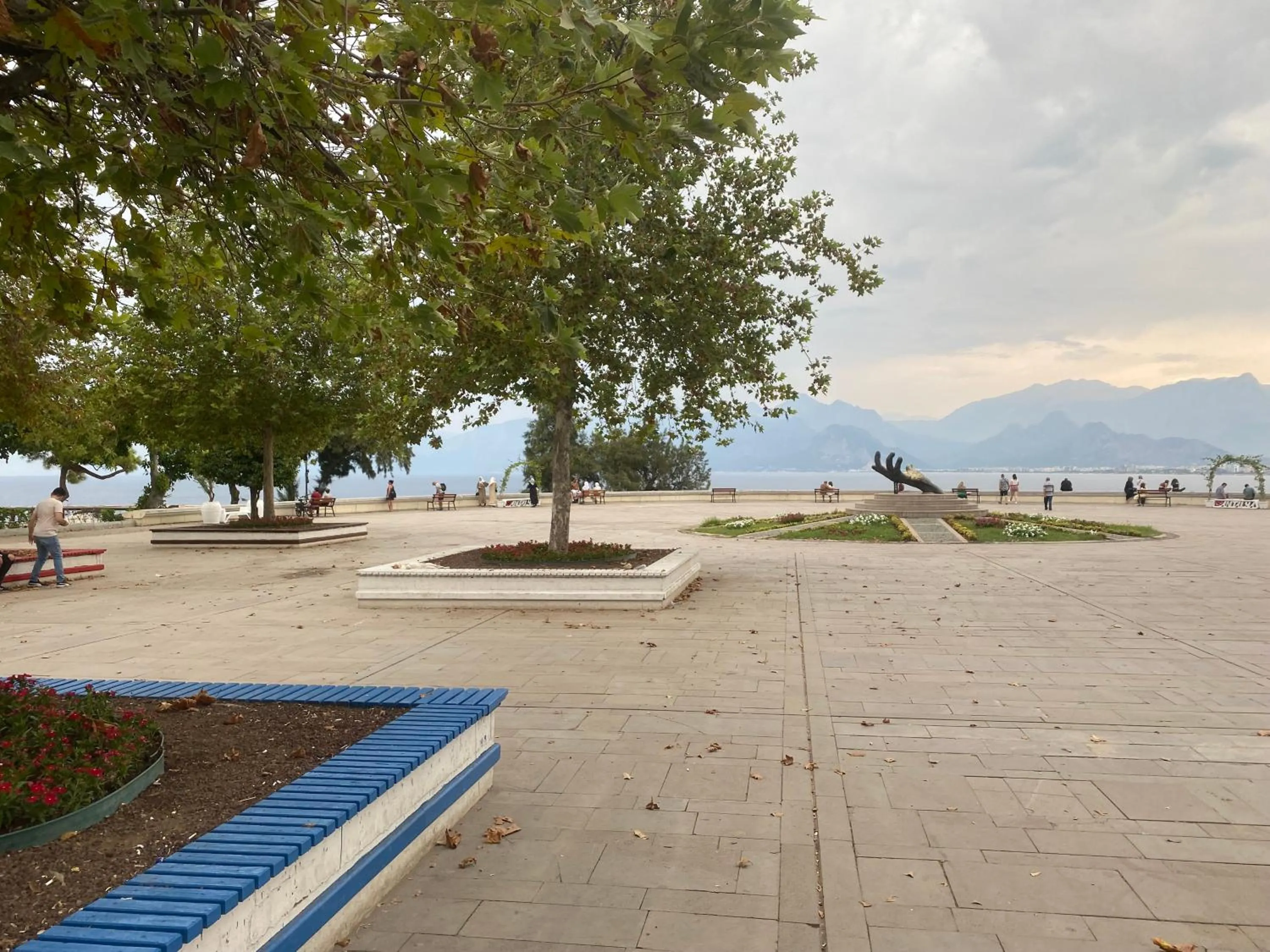 Mountain view in İn The Middle Hotel