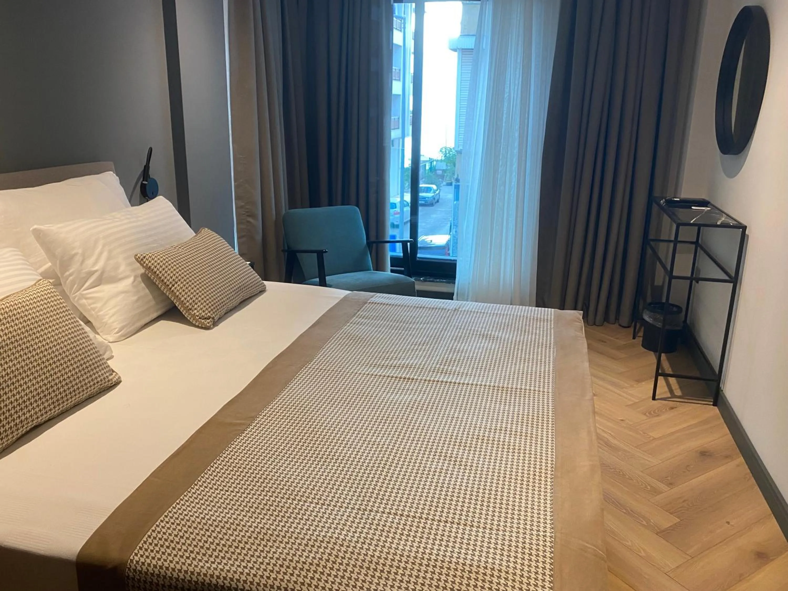 View (from property/room), Bed in İn The Middle Hotel