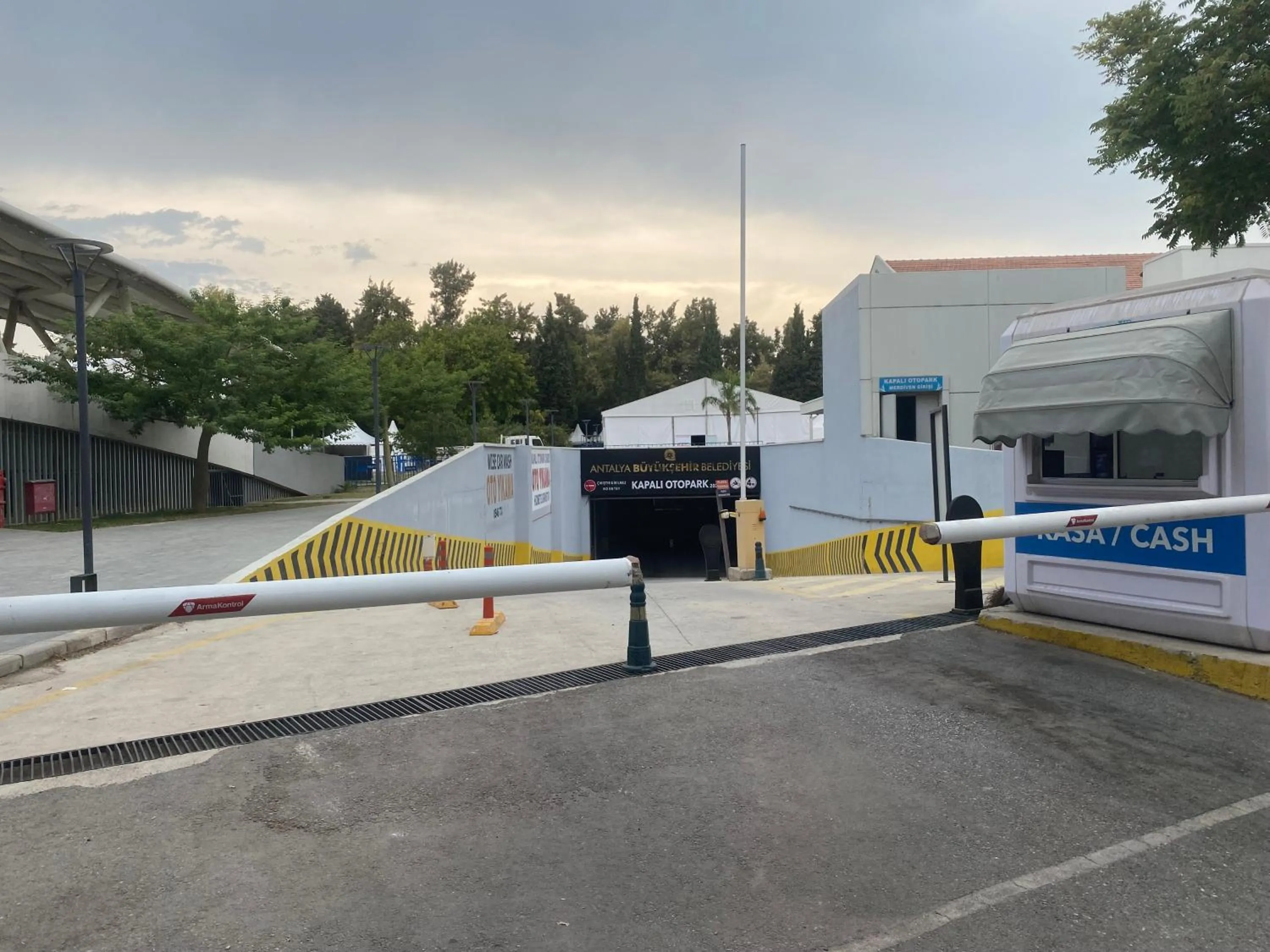 Day in İn The Middle Hotel