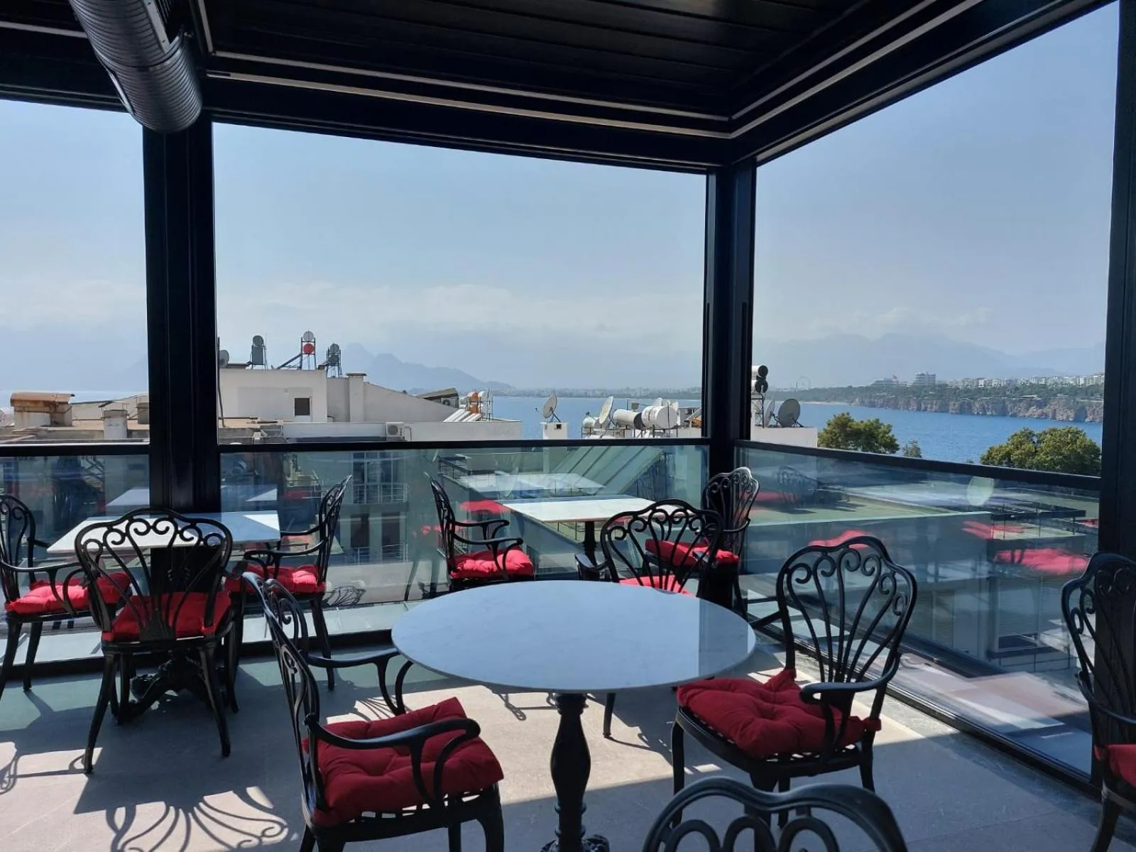 Restaurant/places to eat in İn The Middle Hotel