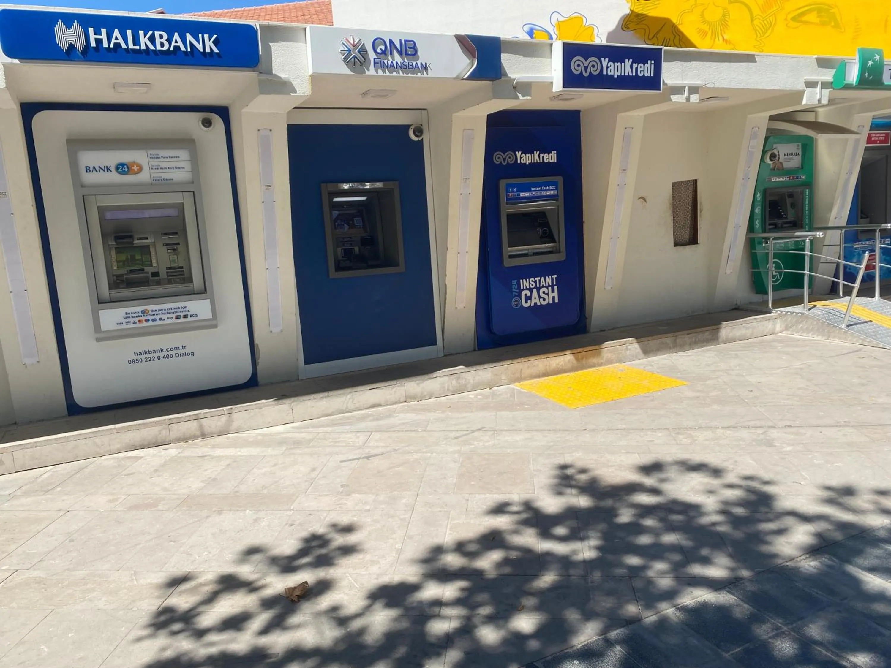 Day in İn The Middle Hotel