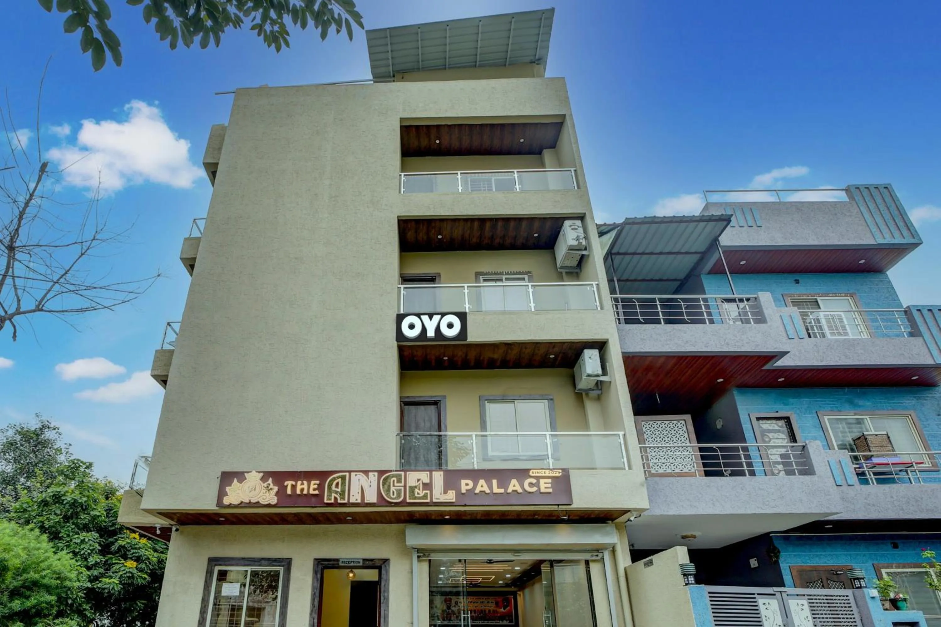 Facade/entrance in Hotel O The Angel palace