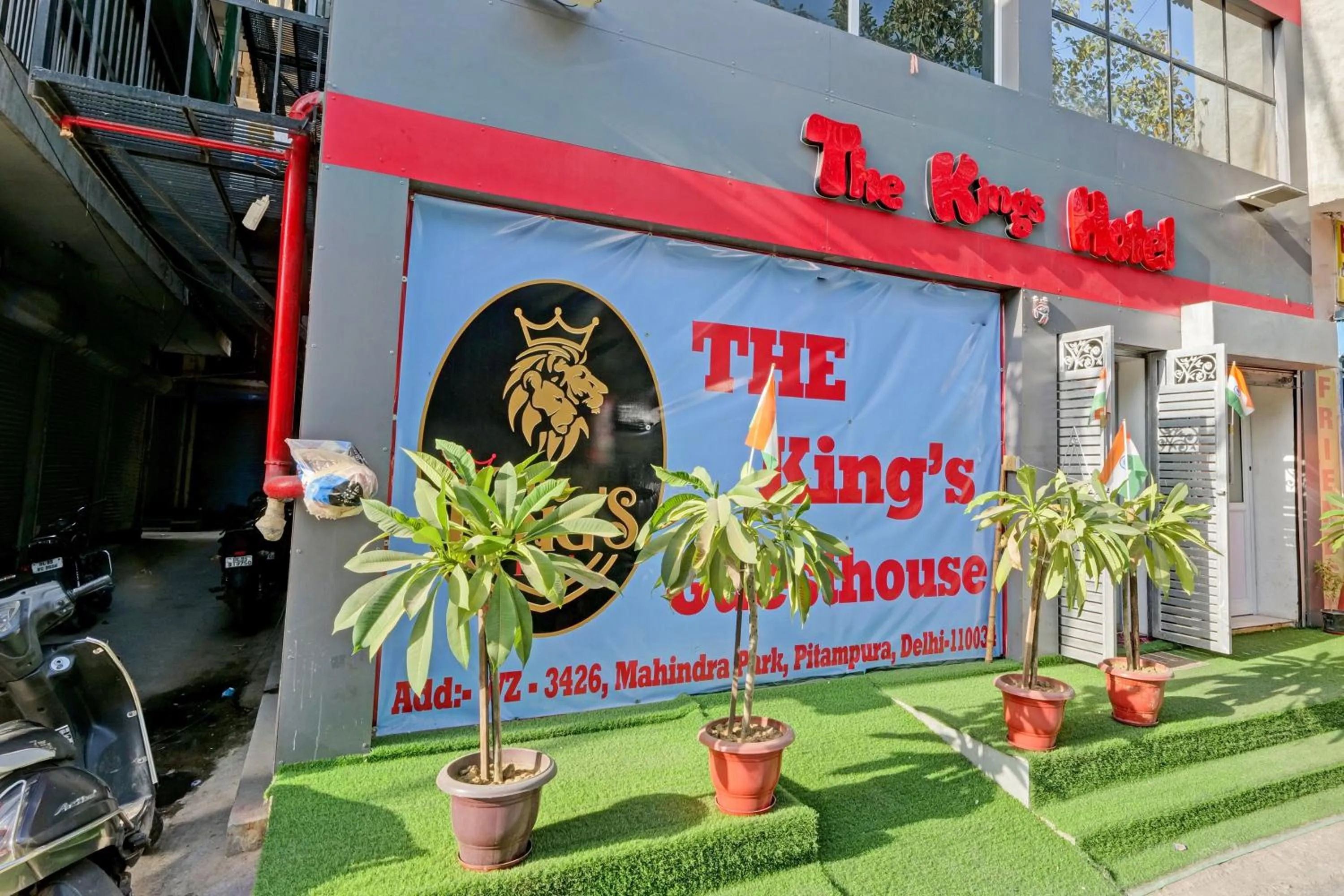 Facade/entrance in Hotel O The Kings