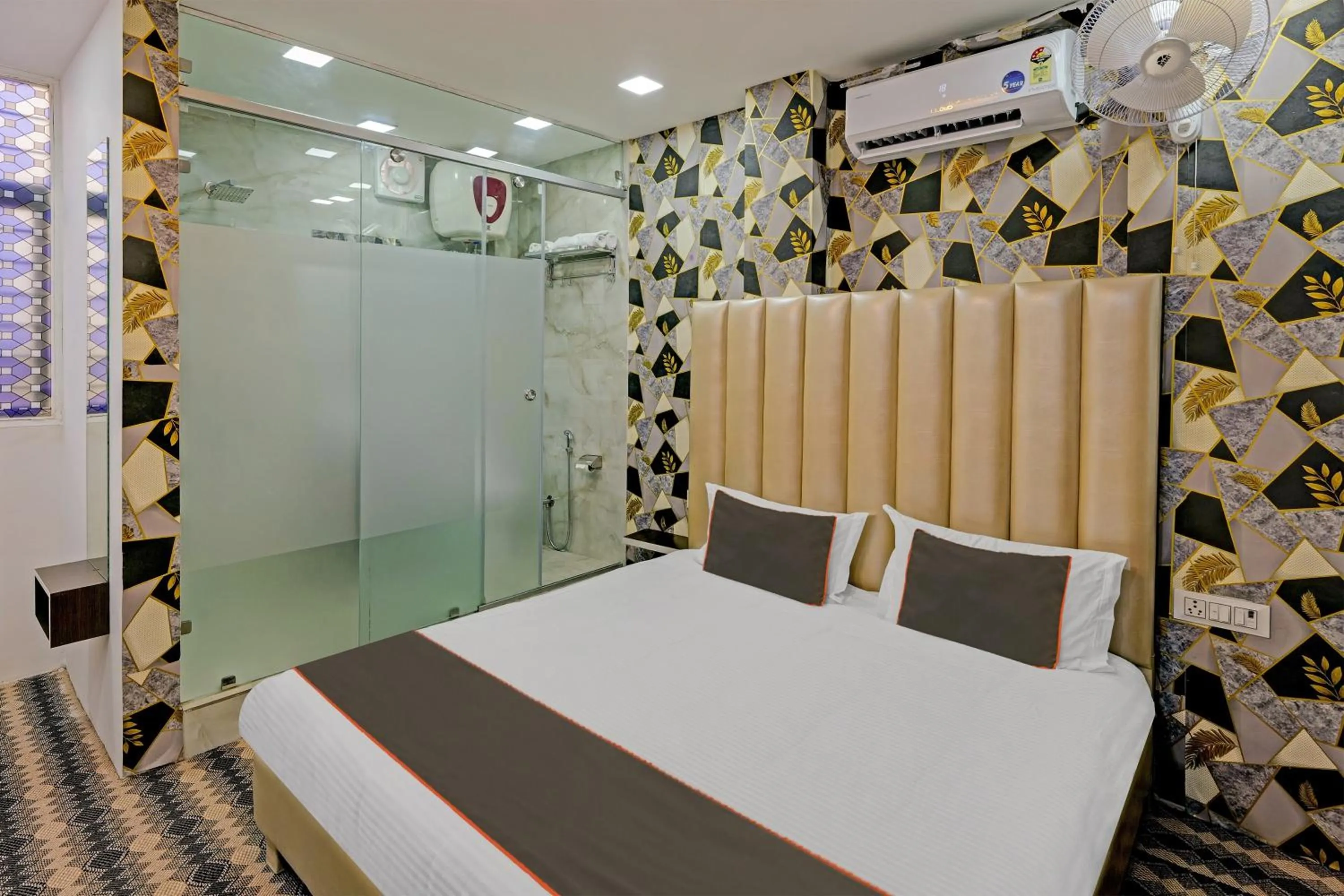 Facade/entrance in Hotel O The Kings