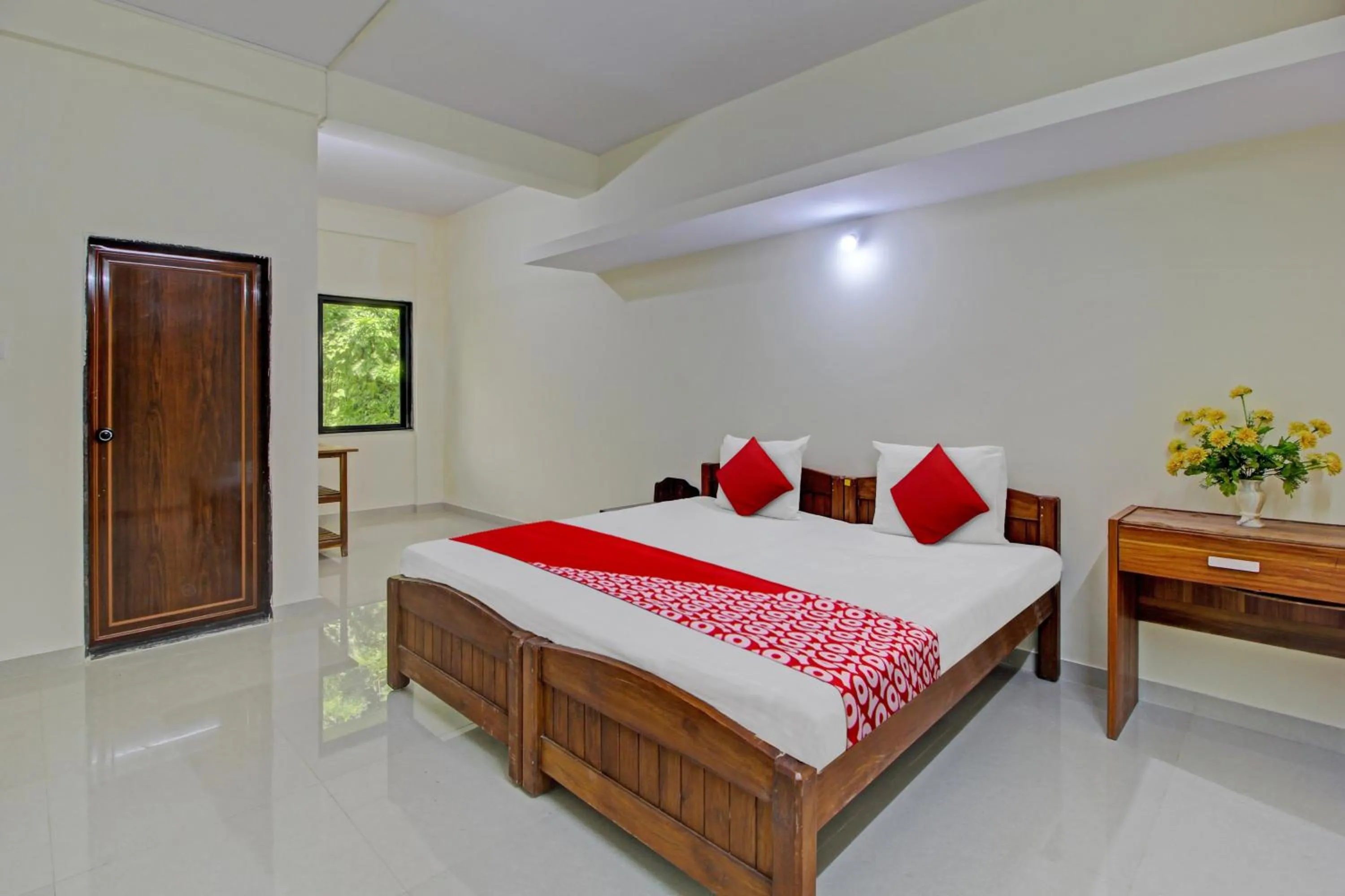 Bedroom in Hotel O Etllina Valley Villa