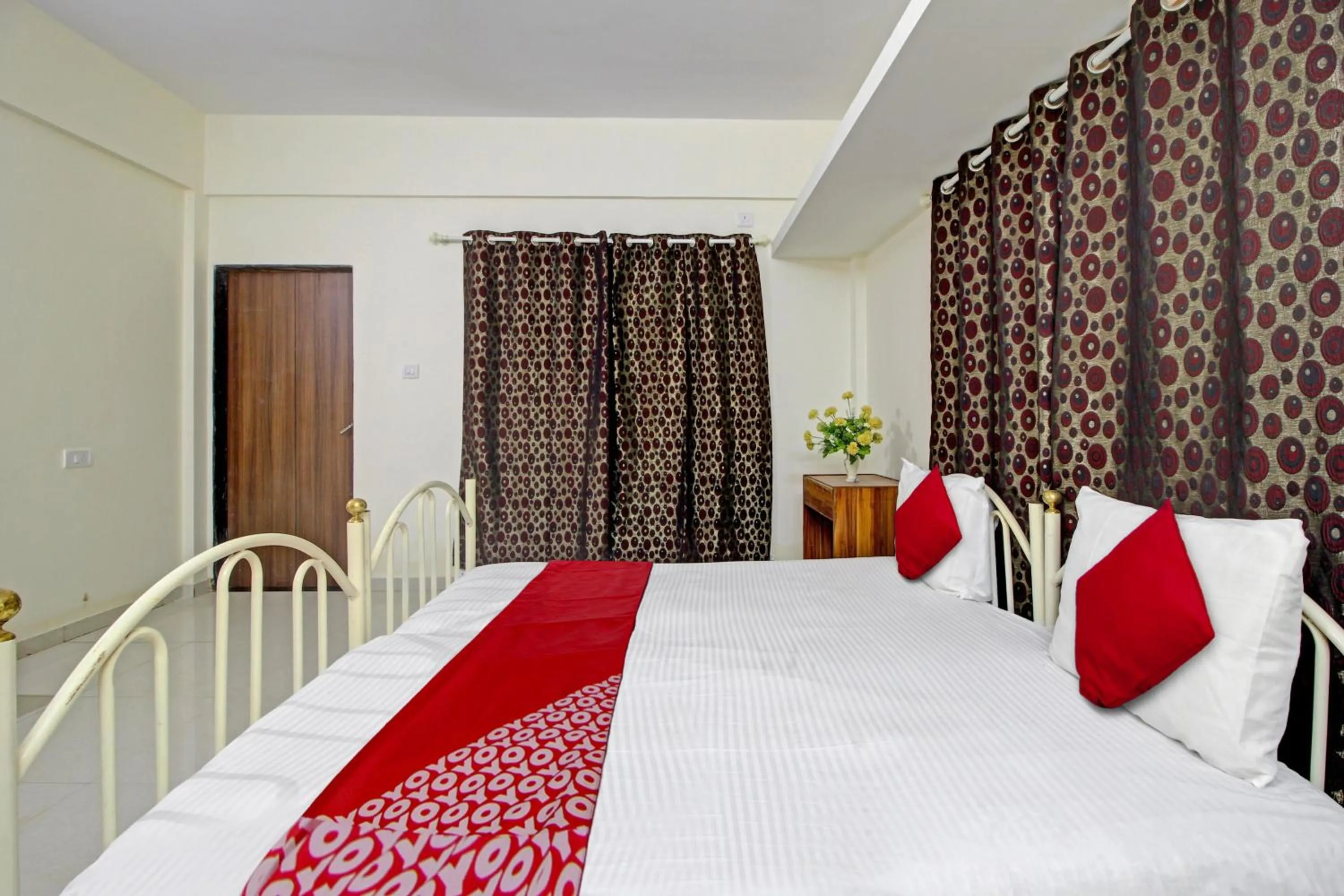 Bedroom in Hotel O Etllina Valley Villa