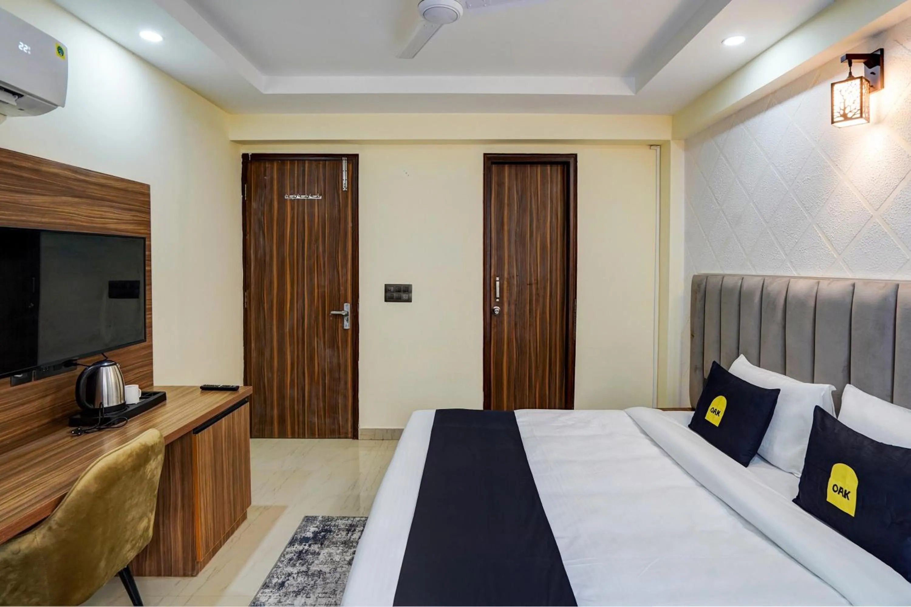 Bedroom, Bed in OYO Collection O DM 45