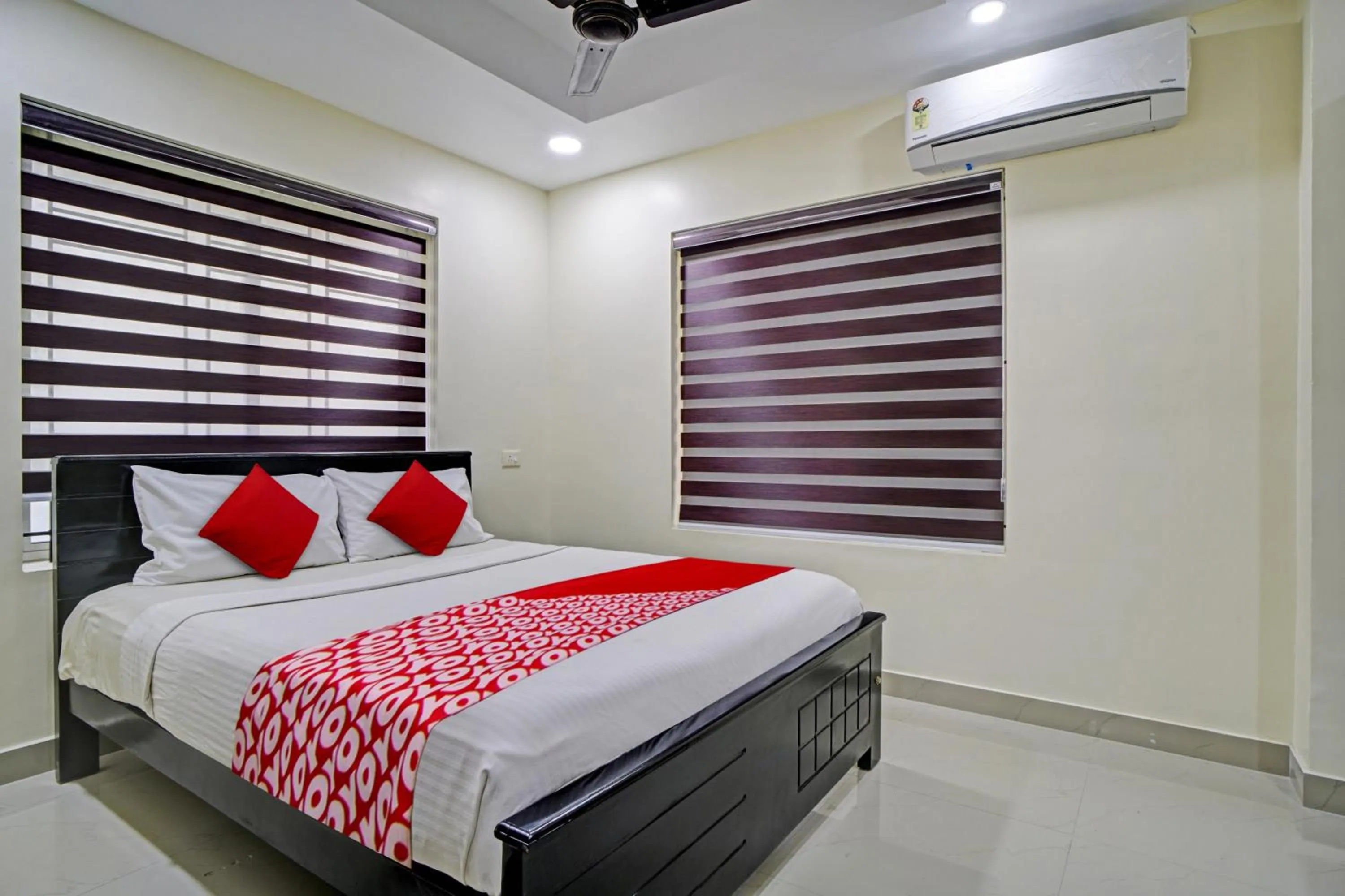 Lobby or reception, Bed in Hotel O Crystal Executive Suites