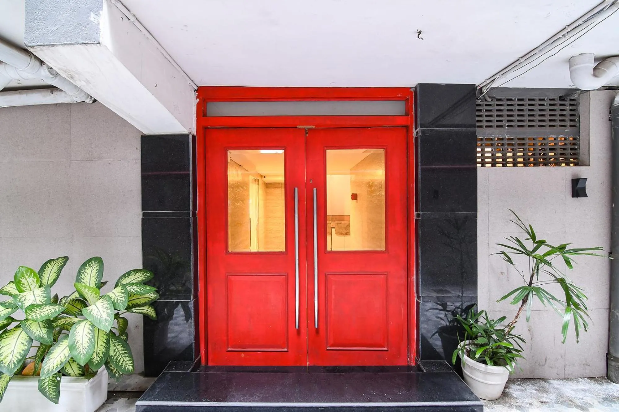 Facade/entrance in FabHotel Sayeeda International - 600m from Park Circus 7 Point